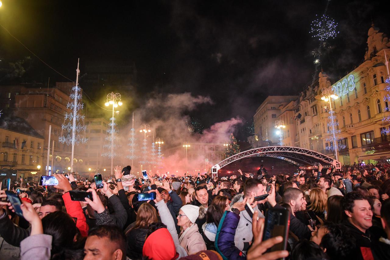 Zagreb: Konfetima umjesto vatrometa na Trgu bana Jelačića dočekana Nova 2023. godina