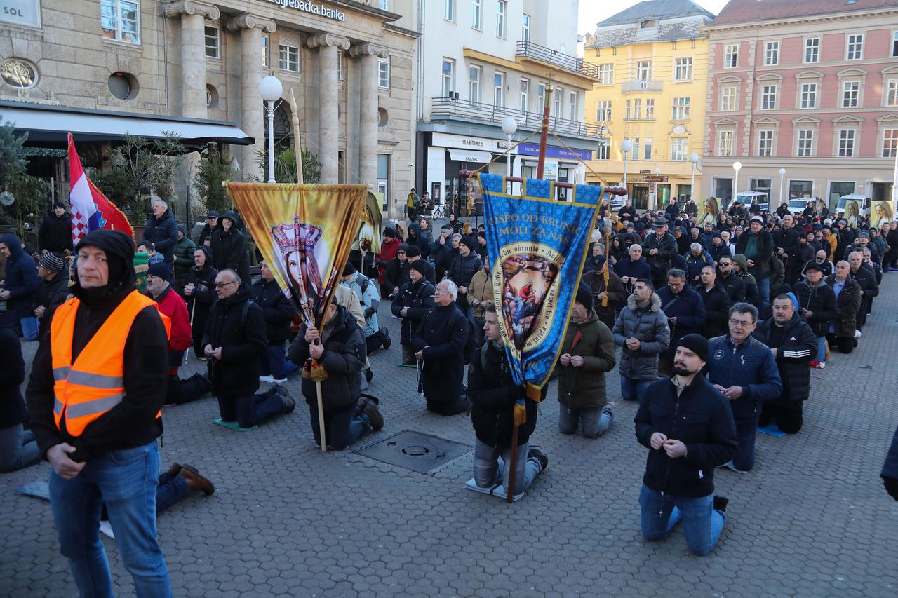 Zagreb: Muškarci na koljenima mole krunicu za čednost žena i domovinu