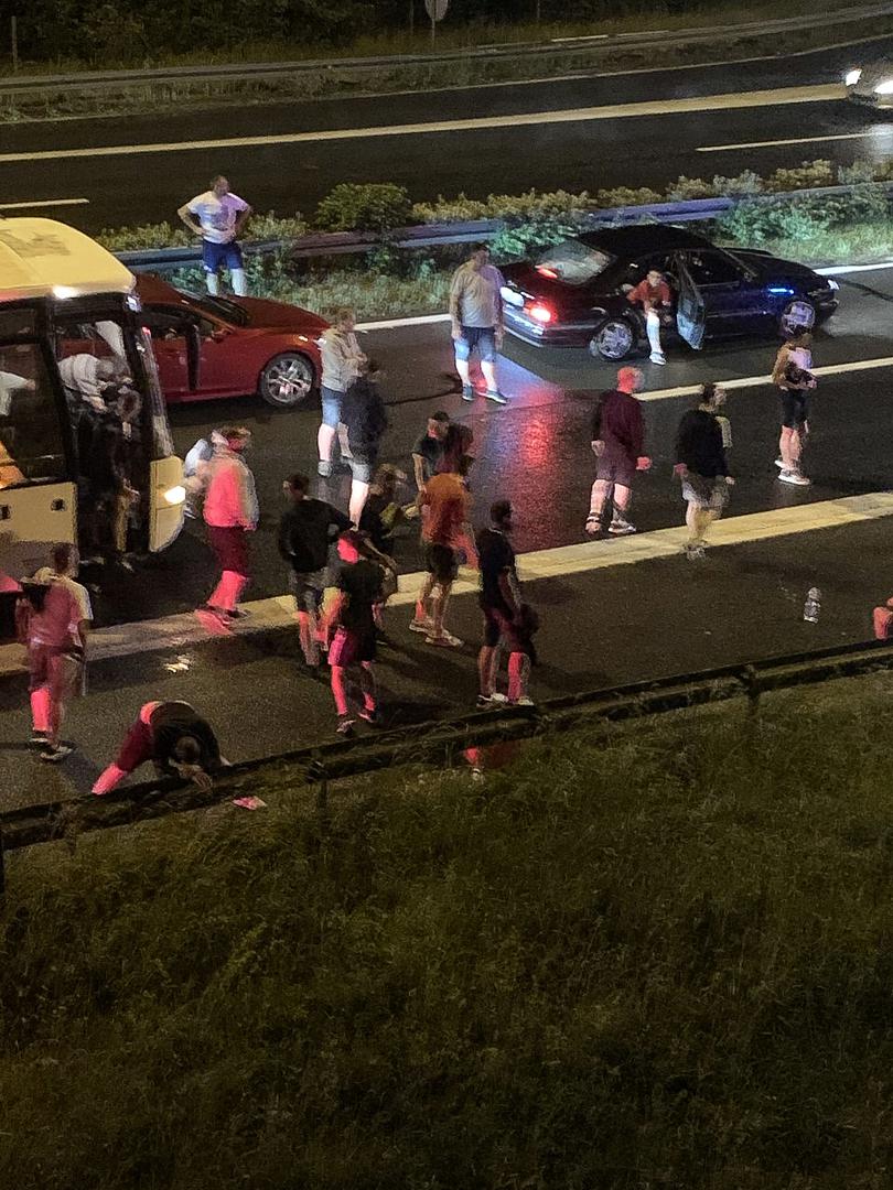 21.05.2022., Zagreb -Ekskluzivne fotografije tucnjave izmedju Torcide i policije.  U subotu u 21.35 sati na autocesti A1 kod odmorista Desinec navijaci Hajduka napali su policajce koji su ih organizirano pratili s utakmice u Zagrebu. Odbijajuci napad policija je uzvratila vatrenim oruzjem kojim su ranjena dvojica napadaca, a u napadu je ozlijedjeno desetak policajaca. Photo: Pixsell/PIXSELL