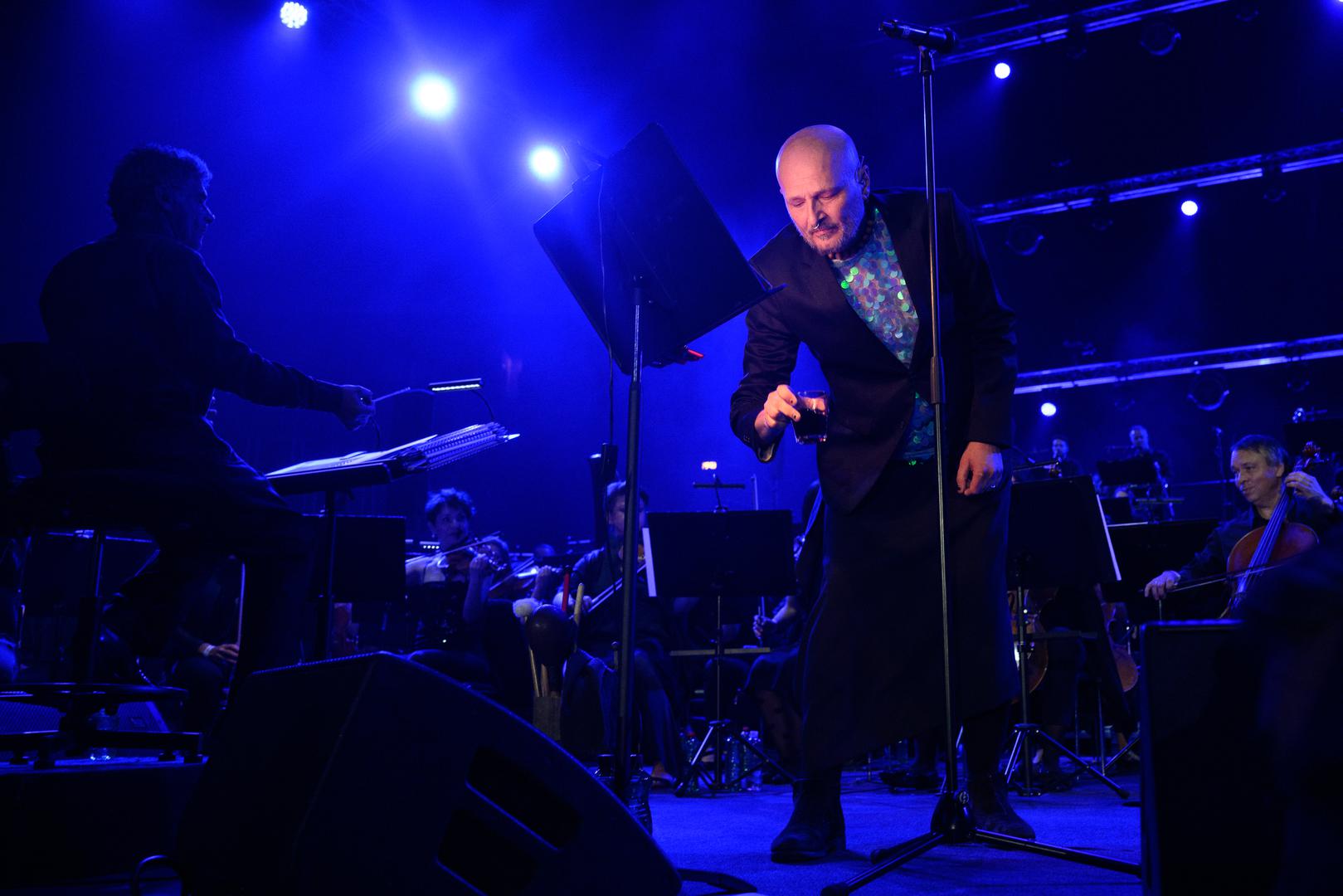 Vratio se i kroz bis je zajedno sa svojom četvorkom napravio još jedan mini koncert s "Priđi mi bliže", "Black Tattoo" i "Svijet za nas" i tako zaokružio ovaj glazbeni susret u Areni.