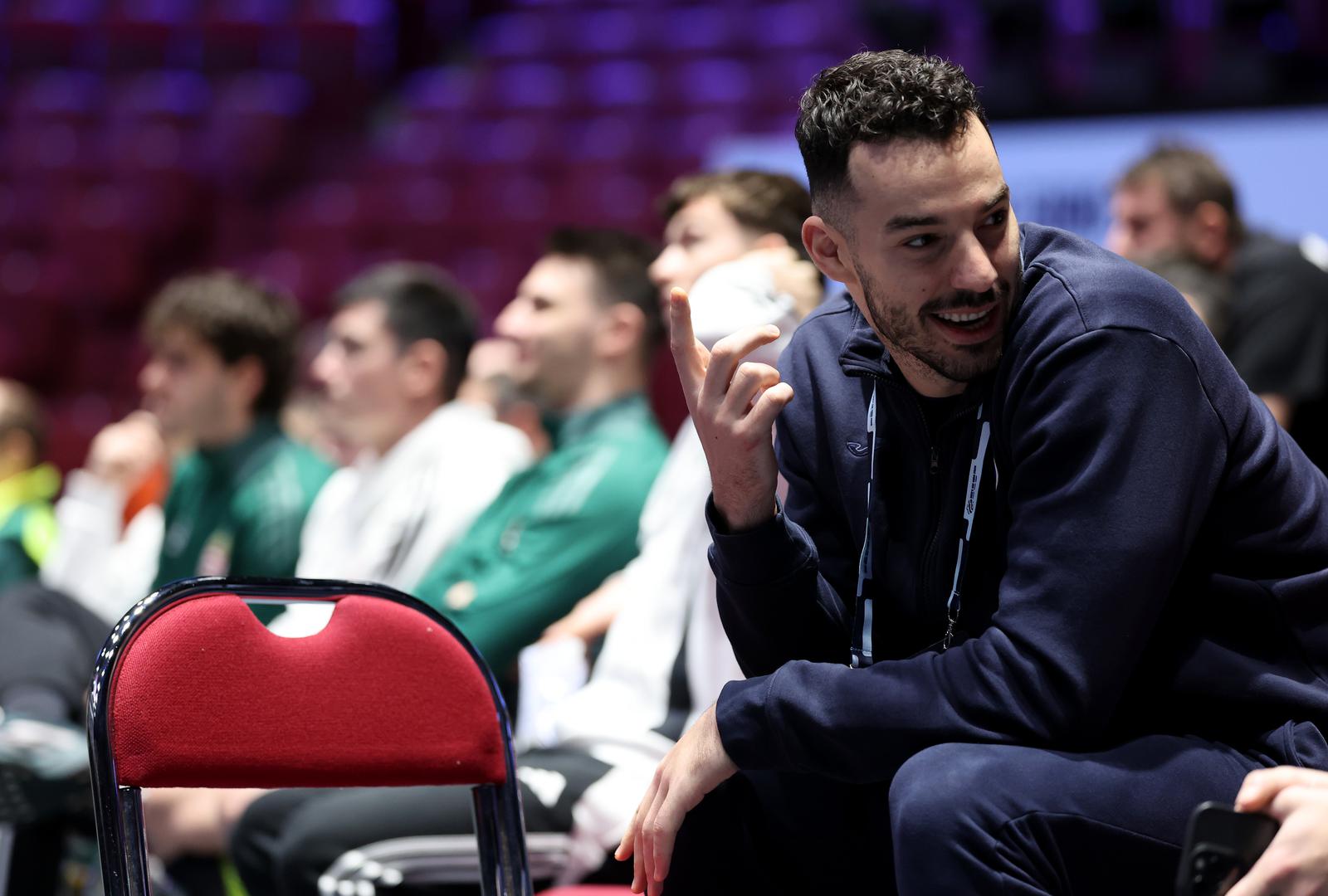 Ovakva dijagnoza ne samo da znači kraj Eura za Srnu, već i dužu pauzu od rukometa, što je velik udarac i za njegov klub Montpellier. Umjesto njega, izbornik Dagur Sigurðsson za ključni je susret protiv Mađarske u zapisnik prijavio Diana Nerisa Ćeška.