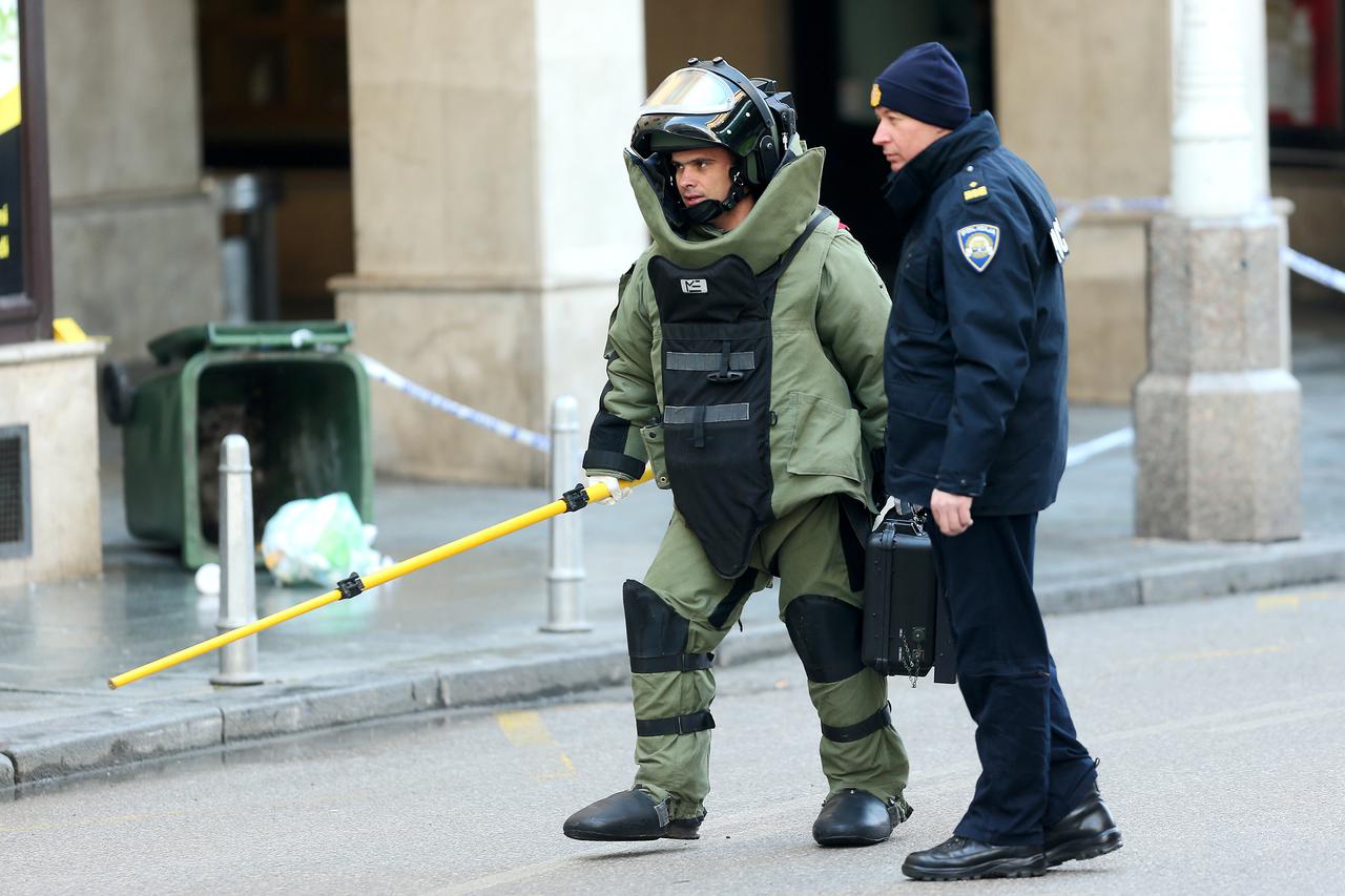 23.01.2013., Zagreb - Pirotehnicari i policija provjeravaju sumnjivi predmet u ulici Pod zidom na ulasku u prolaz Harmica gdje se navodno nalazi eksplozivna naprava. 