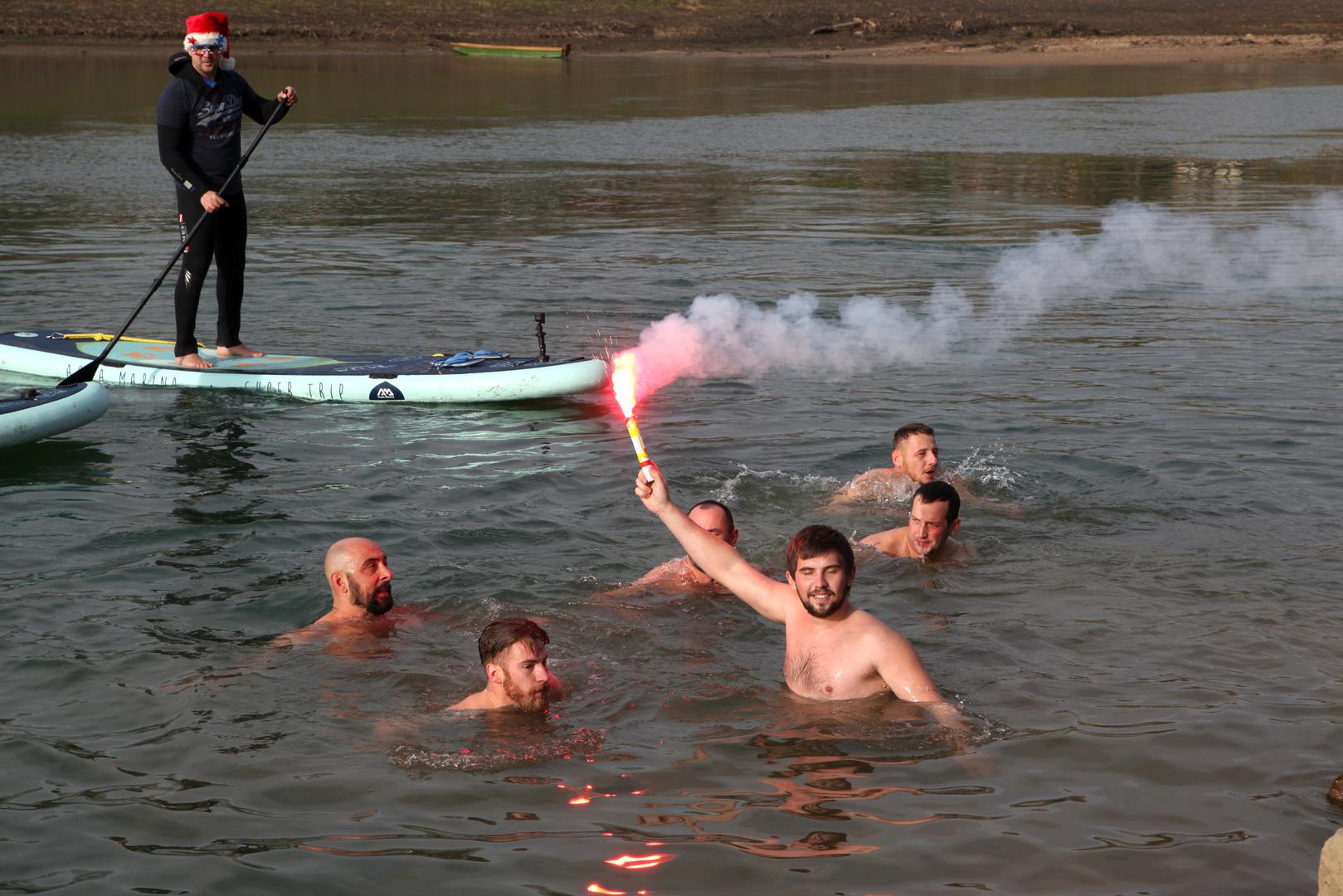 Poznati sisački odvjetnik, ali i strastveni sportaš, Marko Rafaj ni ove godine nije propustio novogodišnje kupanje na Kupi u središtu Siska.