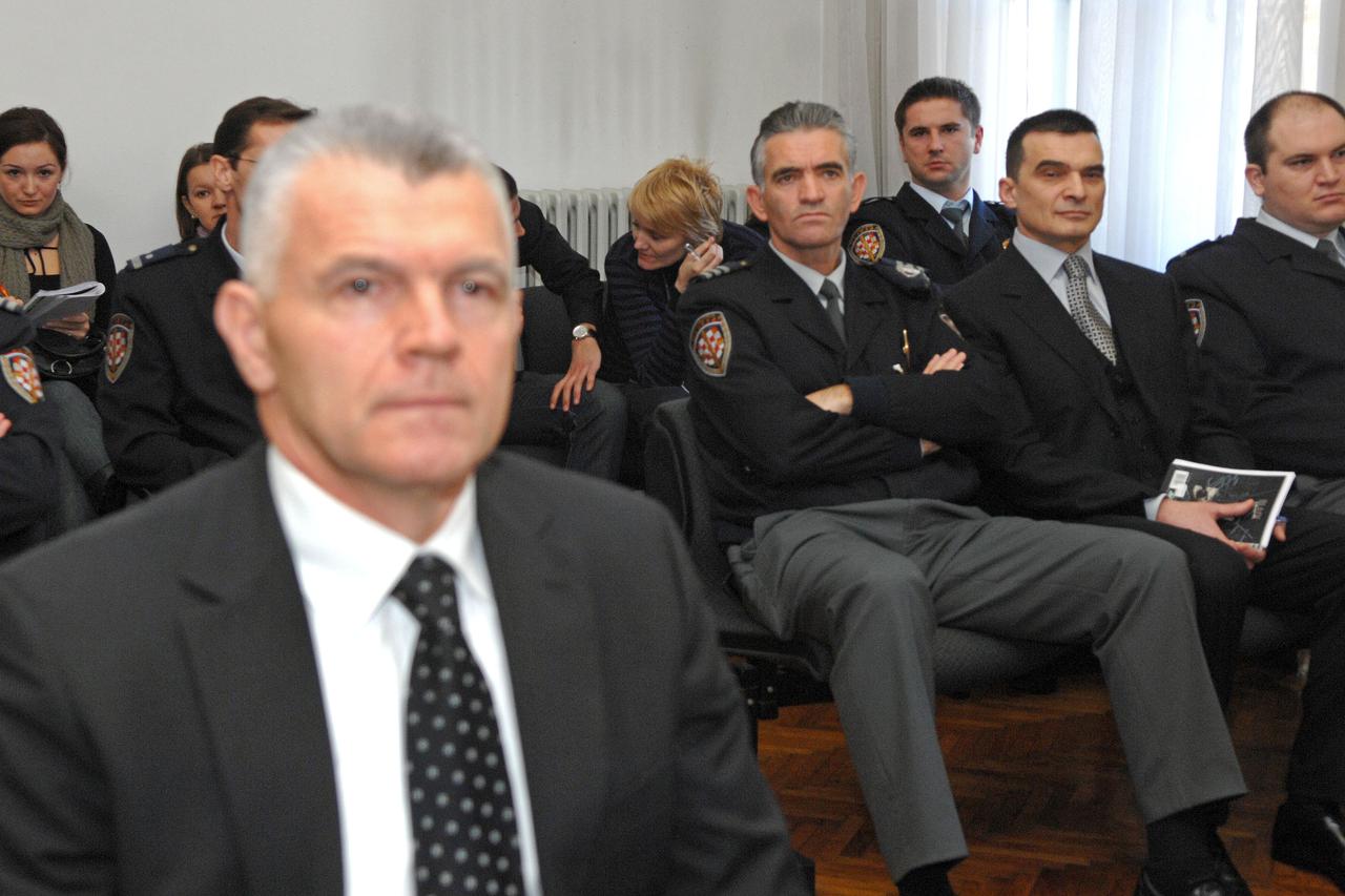 08.12.2008.Zagreb - Na sudenju Vladimiru Zagorcu u aferi dragulji na zagrebackom Zupanijskom sudu u tijeku je svjedocenje negdasnjeg Zagorcevog bliskog prijatelja i poslovnog partnera Hrvoja Petraca.Petrac, koji sluzi sestogodisnju kaznu zbog otmice sina 