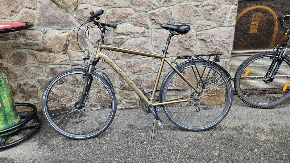 Zaboravljeni bicikli koje su ostavili gosti kafića Balote u Osijeku