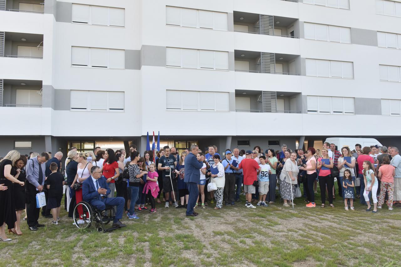 Bandić sa suradnicima uručio ključeve prvim stanarima Podbrežja