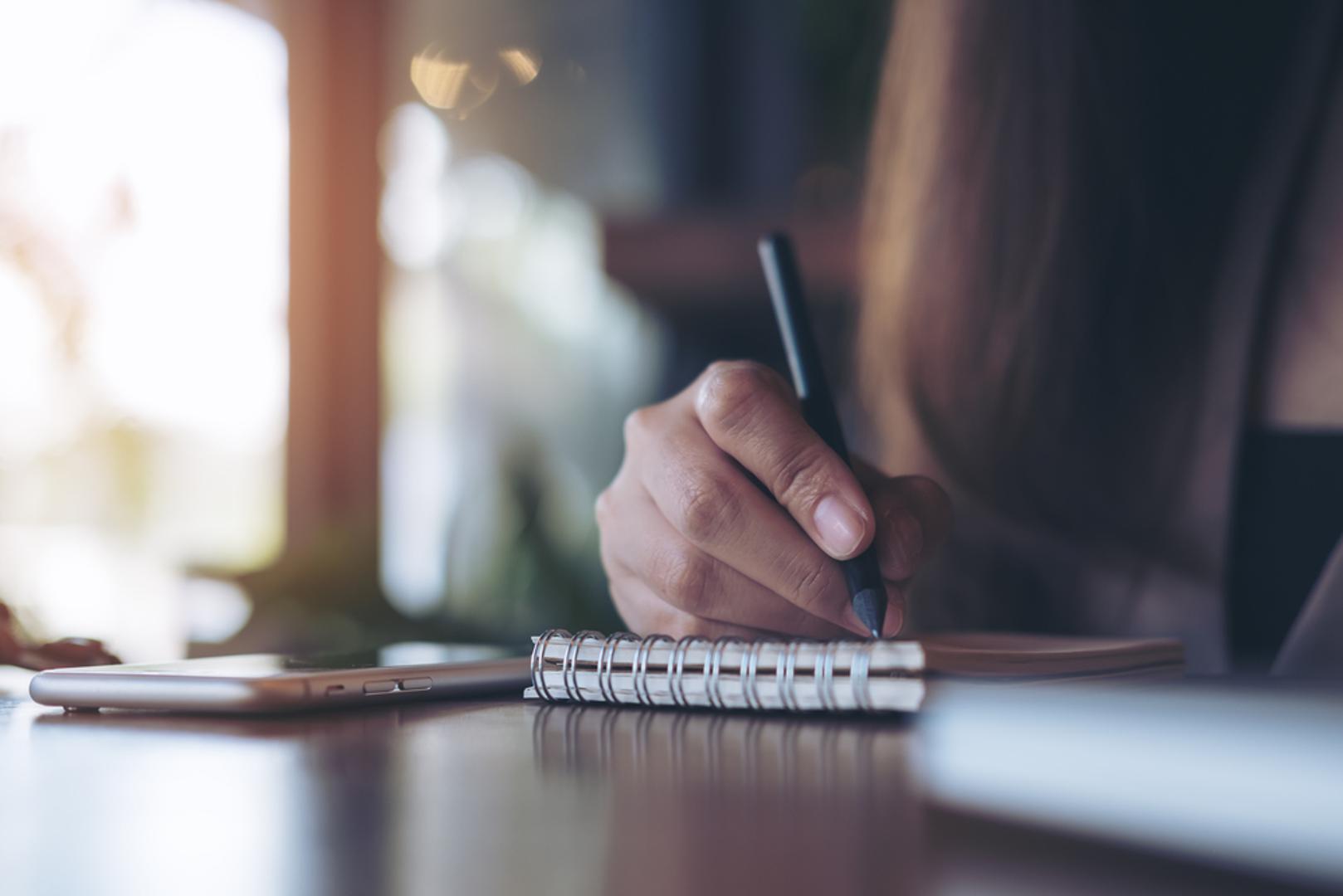 Pratite svoj napredak: Bilježenje promjena može biti snažan poticaj za nastavak. Dnevnik, aplikacija ili uređaj za praćenje aktivnosti pomažu da jasnije vidite koliko ste već postigli, bilo da je riječ o težini, tlaku, šećeru ili općem osjećaju kondicije. Takav pregled daje dodatnu motivaciju jer pokazuje da trud zaista donosi rezultate.