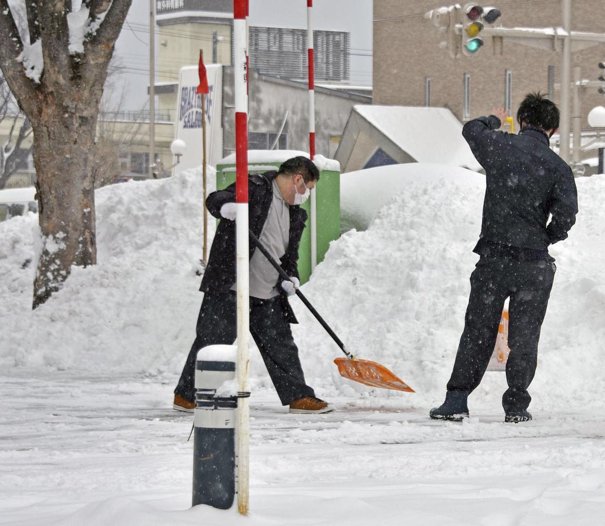 U Aomoriju se može činiti kao da nema kraja čišćenju snijega. 