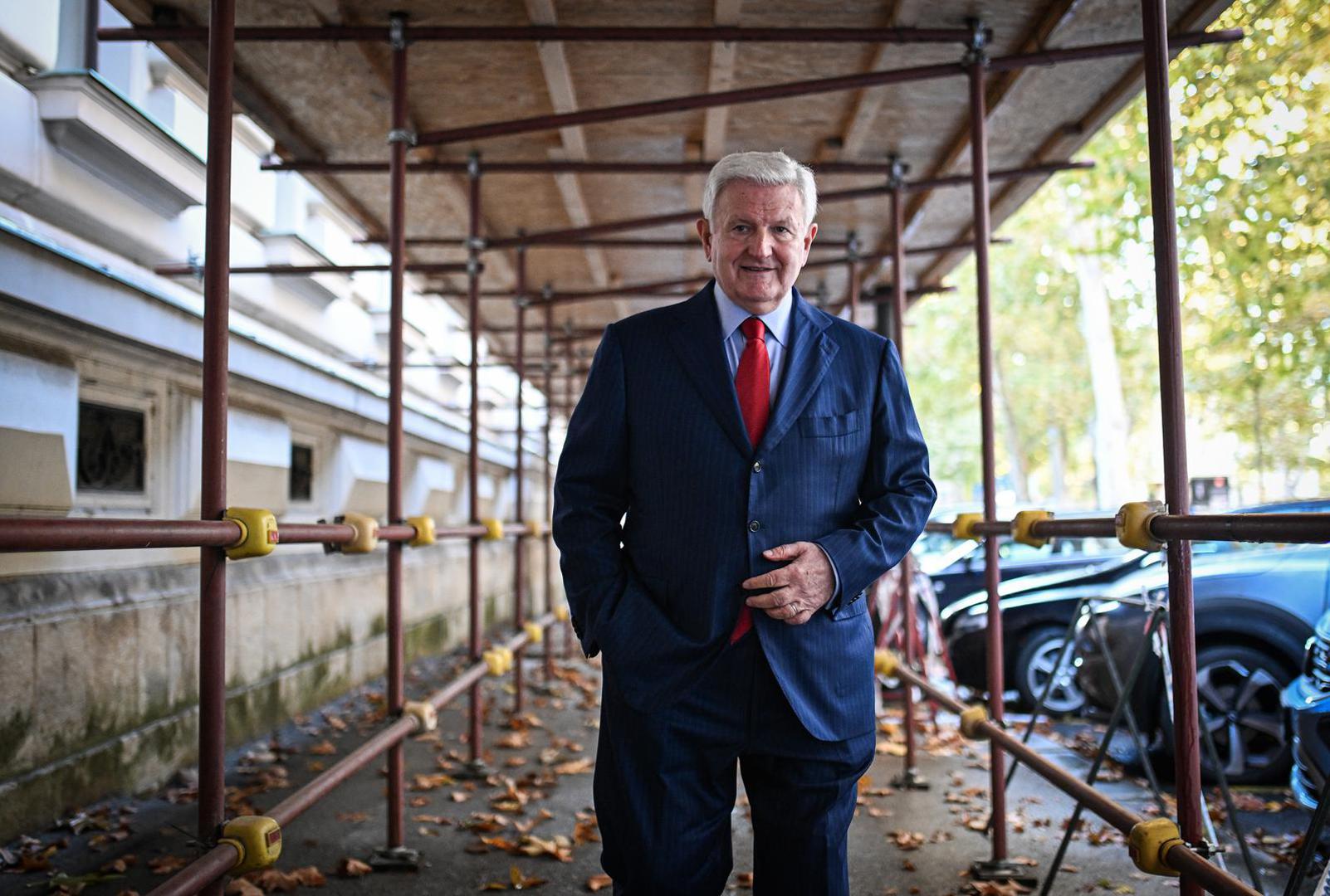 Na vrhuncu moći Ivica Todorić bio je više od poduzetnika, bio je institucija, "Gazda" čija je kompanija zapošljavala 60.000 ljudi i činila okosnicu hrvatskog gospodarstva. Obitelj se uselila u raskošne Kulmerove dvore, a on je postao strastveni lovac koji je 1999. odstrijelio jelena s trofejem većim od onog Staneta Dolanca, što ga je stajalo tadašnjih 2500 eura. Na privatnom otoku Smokvici ugošćavao je svjetske moćnike poput Dmitrija Medvedeva, za čiju je suprugu, prema anegdoti, slao privatni zrakoplov u Pariz po omiljeni francuski sir.