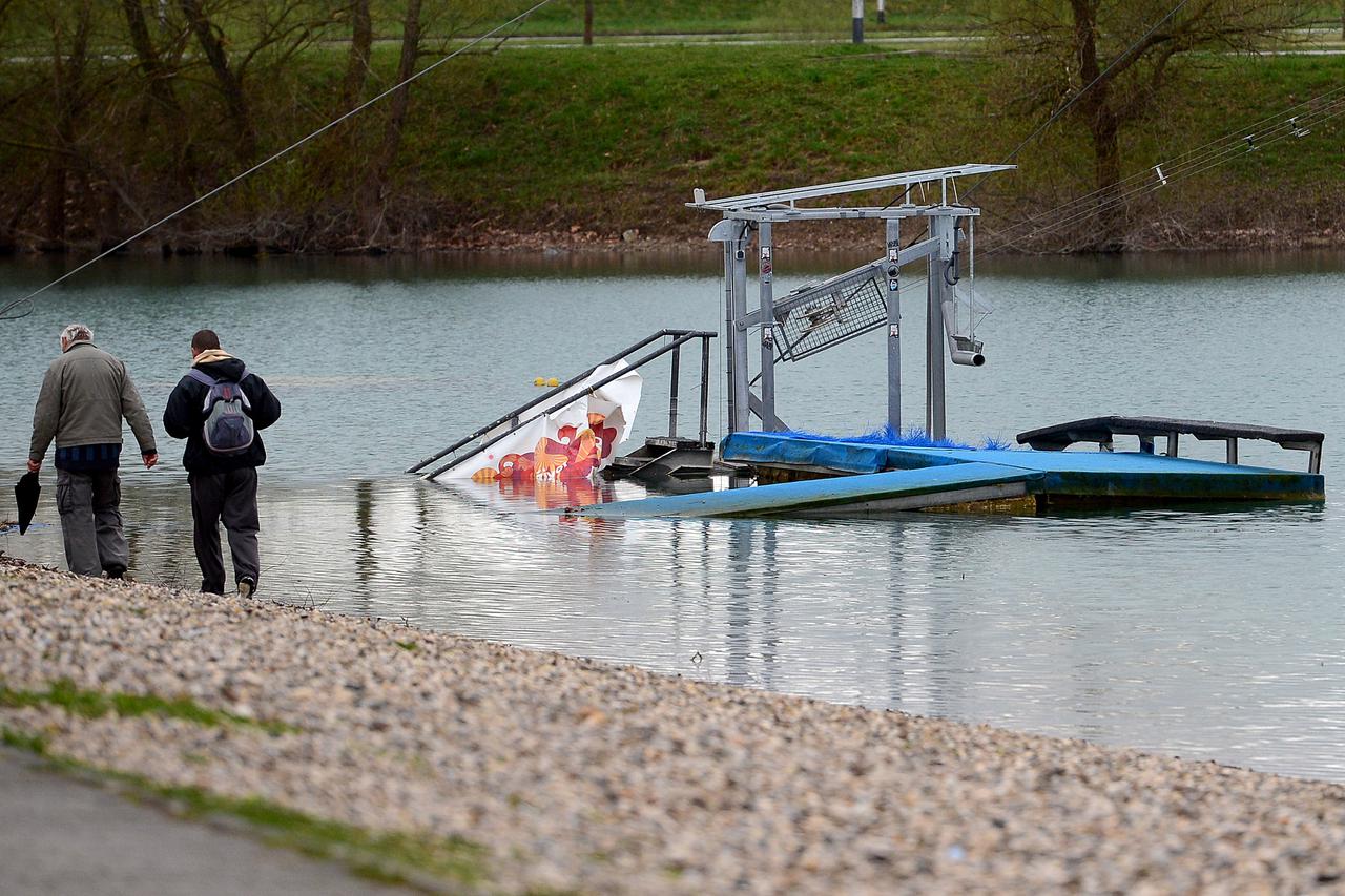 01.04.2015., Zagreb - Ski lift na zagrebackom jazeru Jarun ostao je bez koncesije i treba biti uklonjen.  Photo: Marko Prpic/PIXSELL