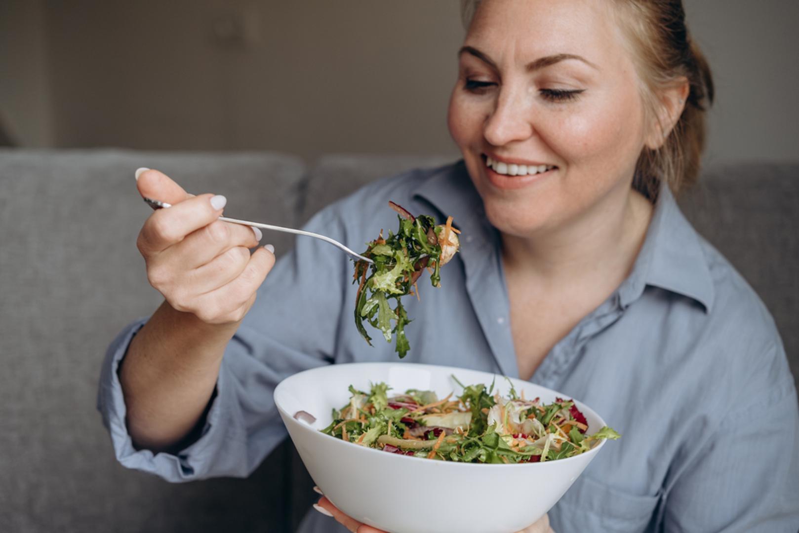 Iako mnogi misle upravo suprotno, činjenica je da biljna prehrana može biti vrlo bogata željezom te da ga je u organizam moguće unositi dovoljno, i bez konzumacije mesa. Samo treba znati gdje ga tražiti i kako ga što bolje iskoristiti. Jesen i zima često donose umor pa je korisno u tanjur češće ubacivati namirnice koje prirodno sadrže ovaj mineral. 