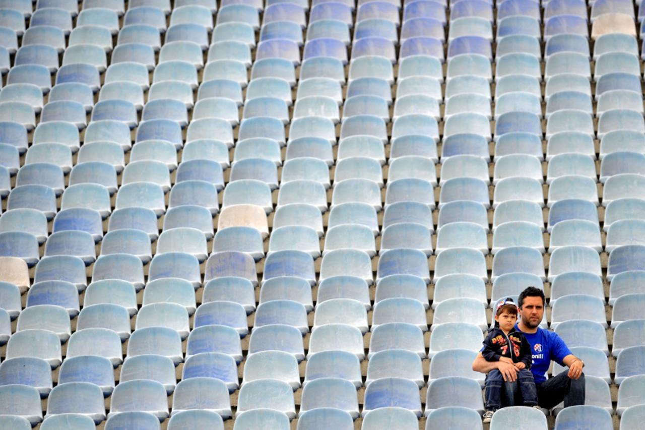 'sport......zagreb.....10.05.2008.  stadion maksimir - dinamo - rijeka/ prazne tribine, stadon, tata i sin, gledatelji  foto: marko lukunic / vecernji list'