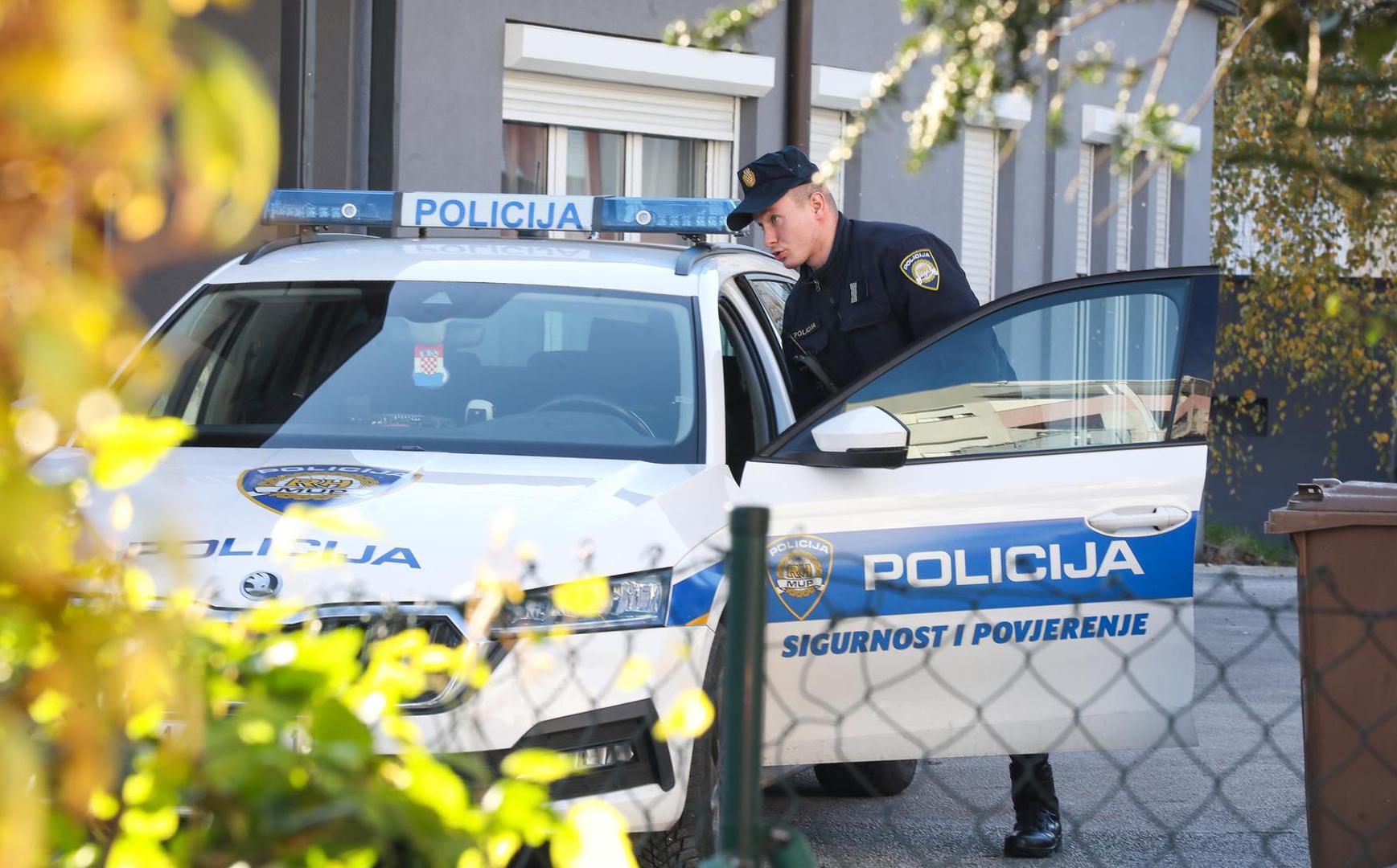 25.11.2023., Zagreb -U zagrebackom naselju Rudes u Aninoj ulici sinoc je doslo do eksplozije u dvoristu jedne zgrade. Policijski ocevid nastavljen je i u jutarnjim satima. U dvoriste su bacene dvije rucne bombe. Photo: Emica Elvedji/PIXSELL