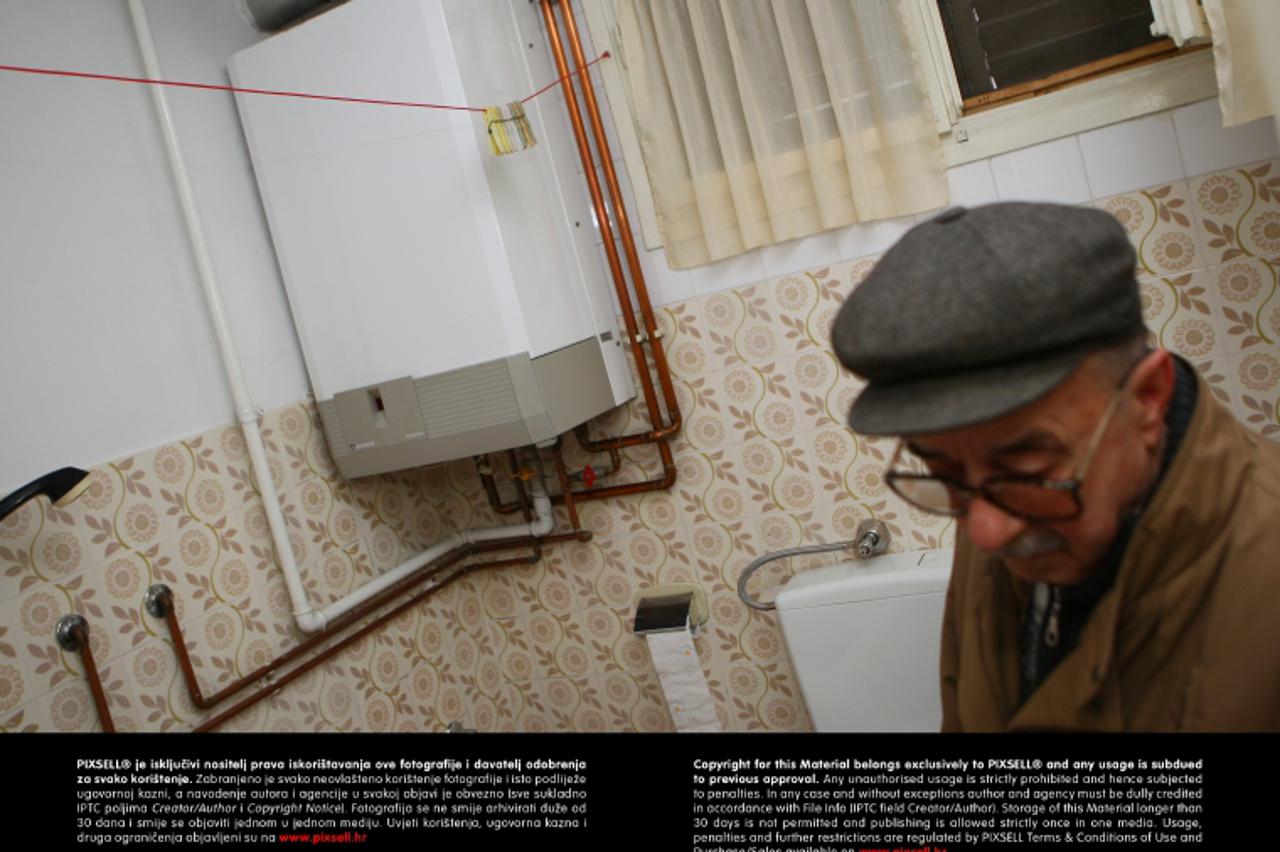 '04.03.2009.,Zagreb,Hrvatska - Strumnicka ulica u Trnavi ,zbog radova Elektre cijela ulica ostala bez struje. Pregorili su svi kucanski parati,televizori, bojleri,  frizideri itd. Ljudi su ostali bez 