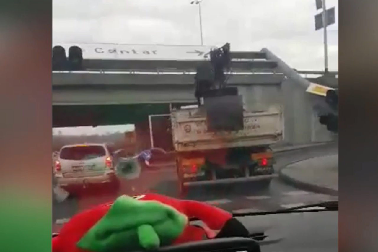 Kamionom zapeo za semafor