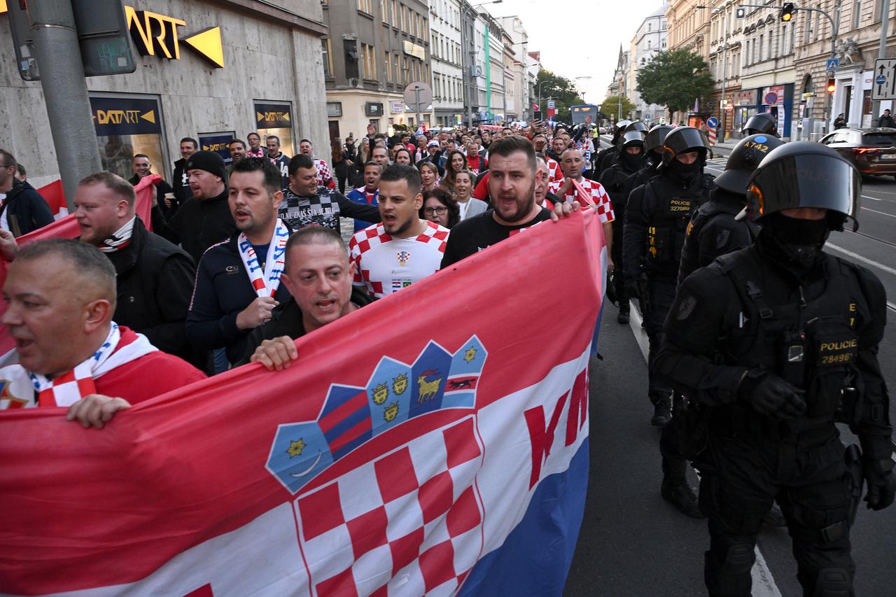 Prag: Hrvatski navijači u korteu idu do stadiona