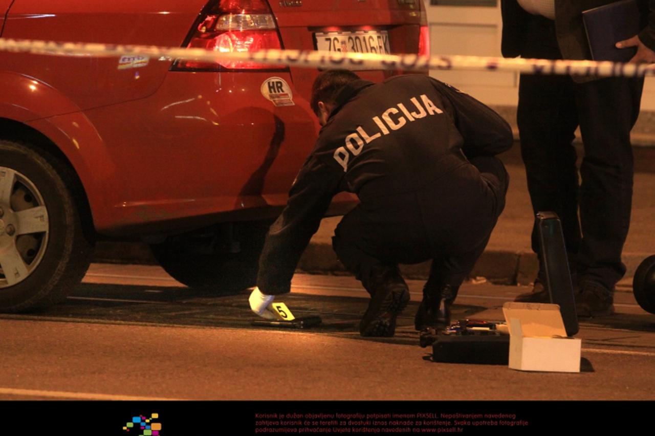 '29.02.2012., Zagreb - Osobno vozilo osteceno u pucnjavi na Aveniji Dubrava oko broja 32.  Photo: Zarko Basic/PIXSELL'