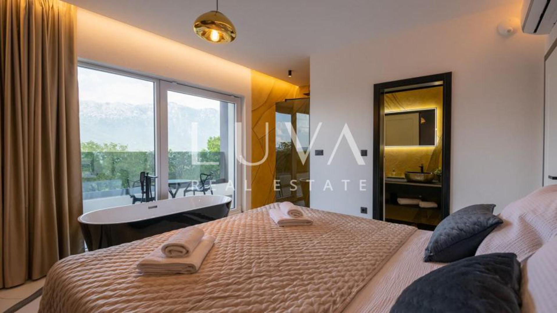 A tu su i brojni sadržaji za uživanje: vanjski bazen za ljetna osvježenja, Jacuzzi za potpuni zen, sauna za relaksaciju i koš za košarku ako poželite malo akcije.