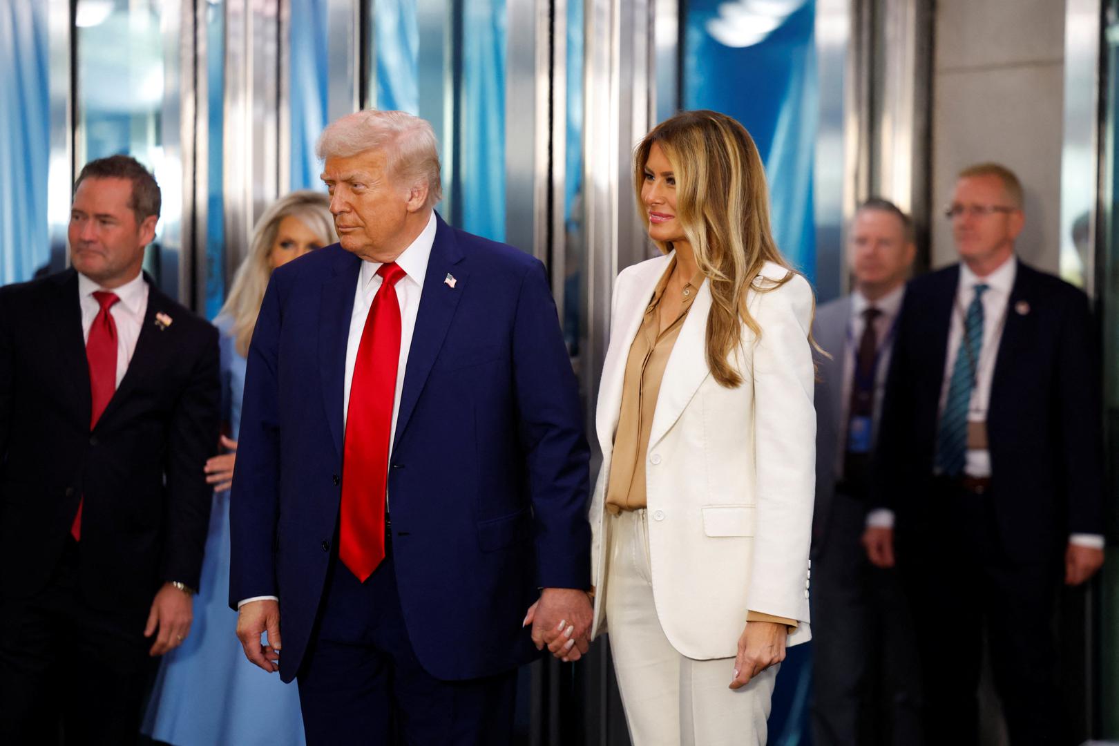 Peh mu se dogodio i prije toga. Taman kad su on i supruga Melania zakoračili na pokretne stube, one su prestale s radom