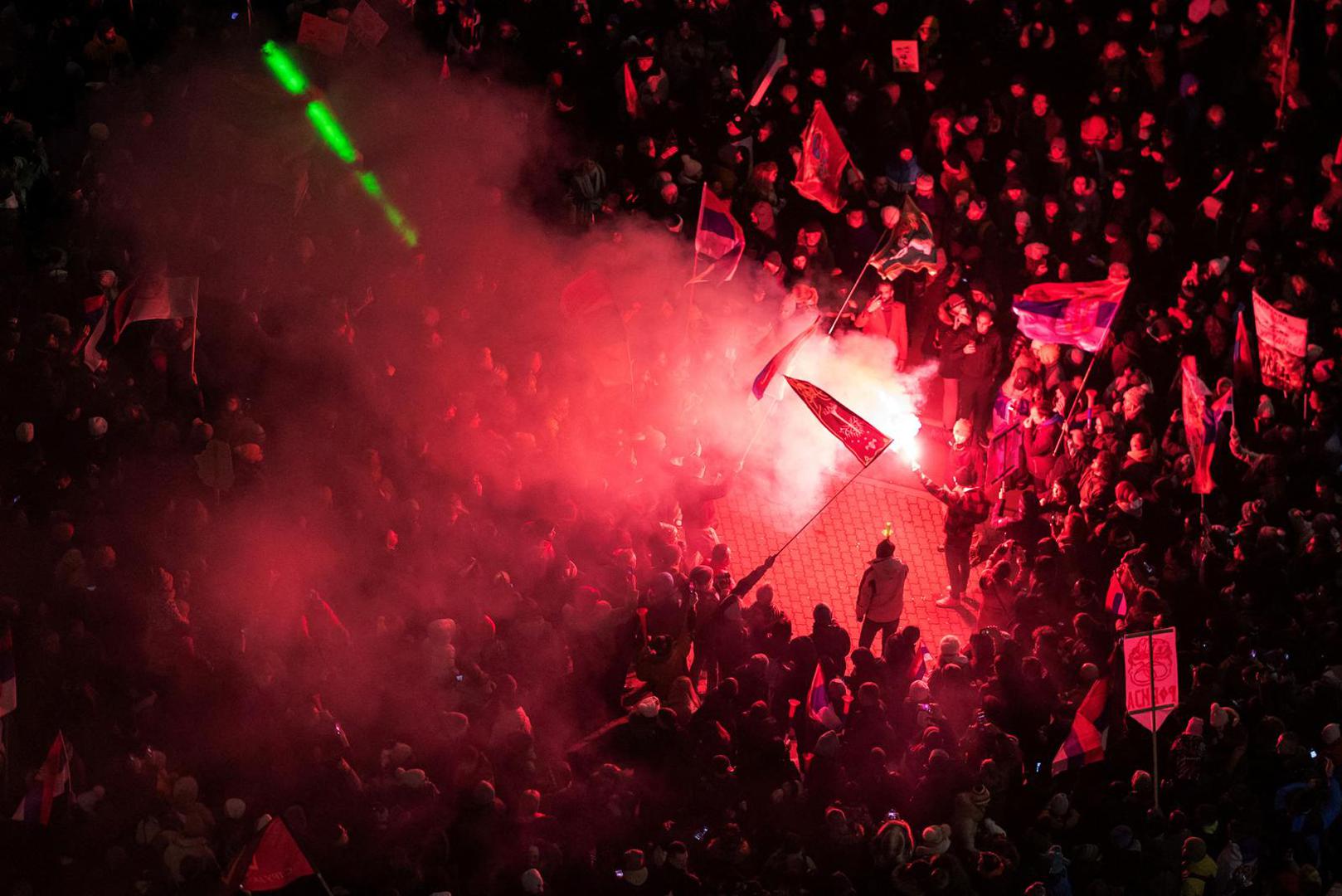 Demonstrators light flares during a protest over the fatal November 2024 Novi Sad railway station roof collapse, in Kragujevac, Serbia February 15, 2025. REUTERS/Marko Djurica Photo: MARKO DJURICA/REUTERS