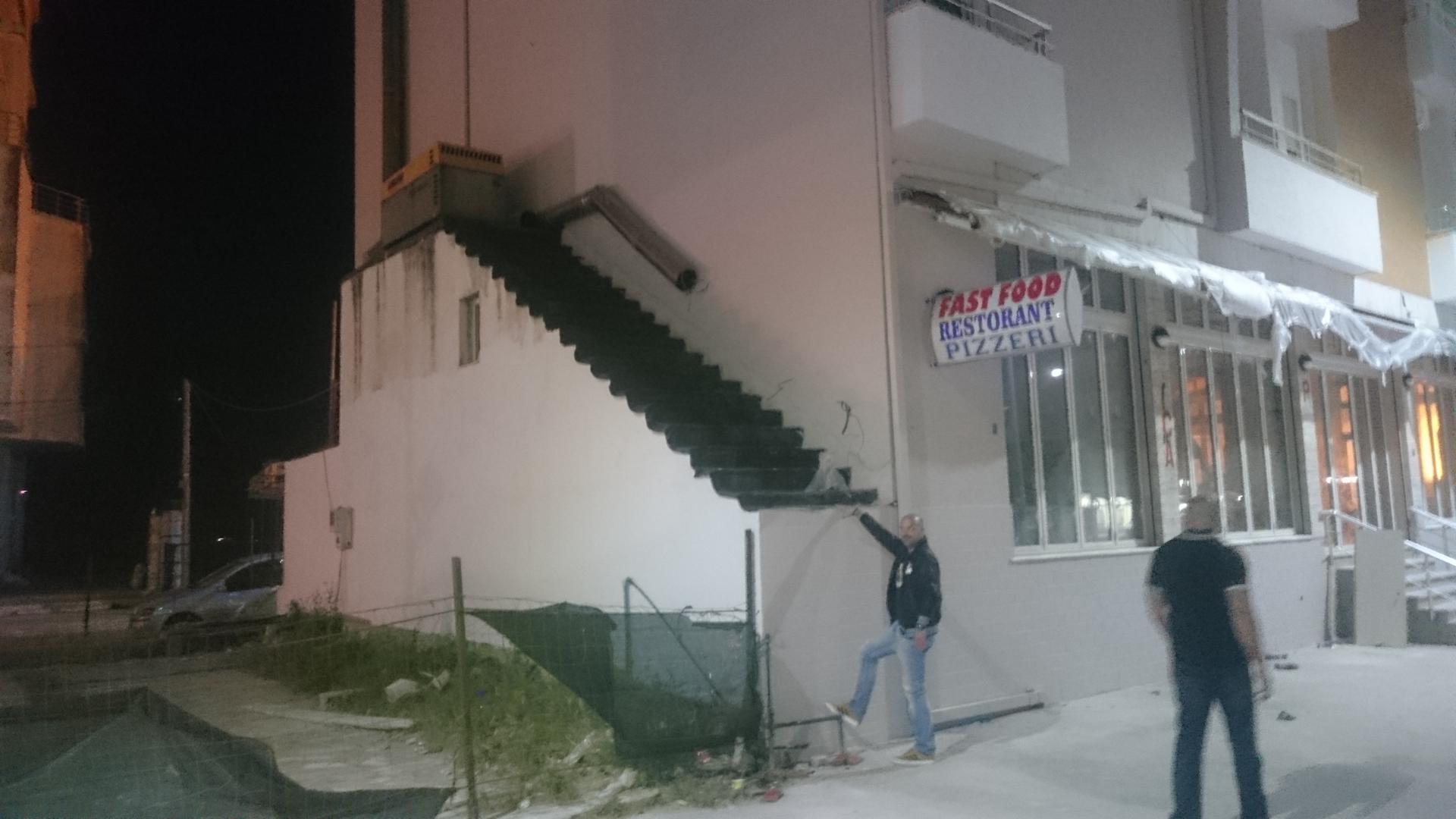 Stube ni od kamo prema – nikamo. Da, i to smo vidjeli u Albaniji. Simpatična genijalnost nekog arhitekta