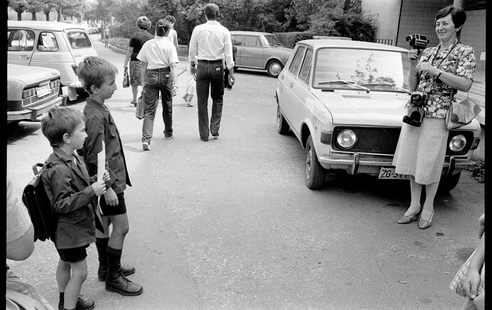 Fotografije Josipa Bistrovića snimljene su početkom školske godine 1979. i prikazuju učenike na početku nove školske godine.