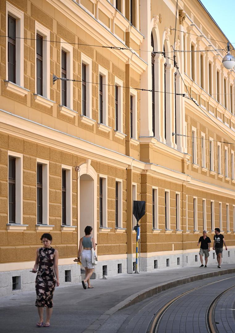 Zgrada Centra za odgoj i obrazovanje Slava Raškaj, smještena u Ilici 83, izgrađena je na mjestu nekadašnje građevine koju su sestre milosrdnice koristile kao bolnicu, rodilište i primaljsko učilište.