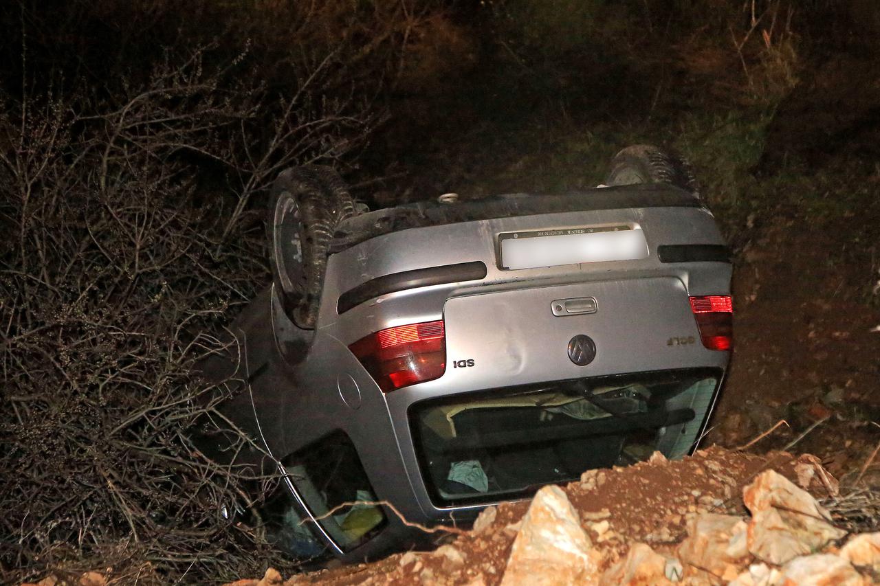 Šibenik: Osobni automobil sletio u provaliju