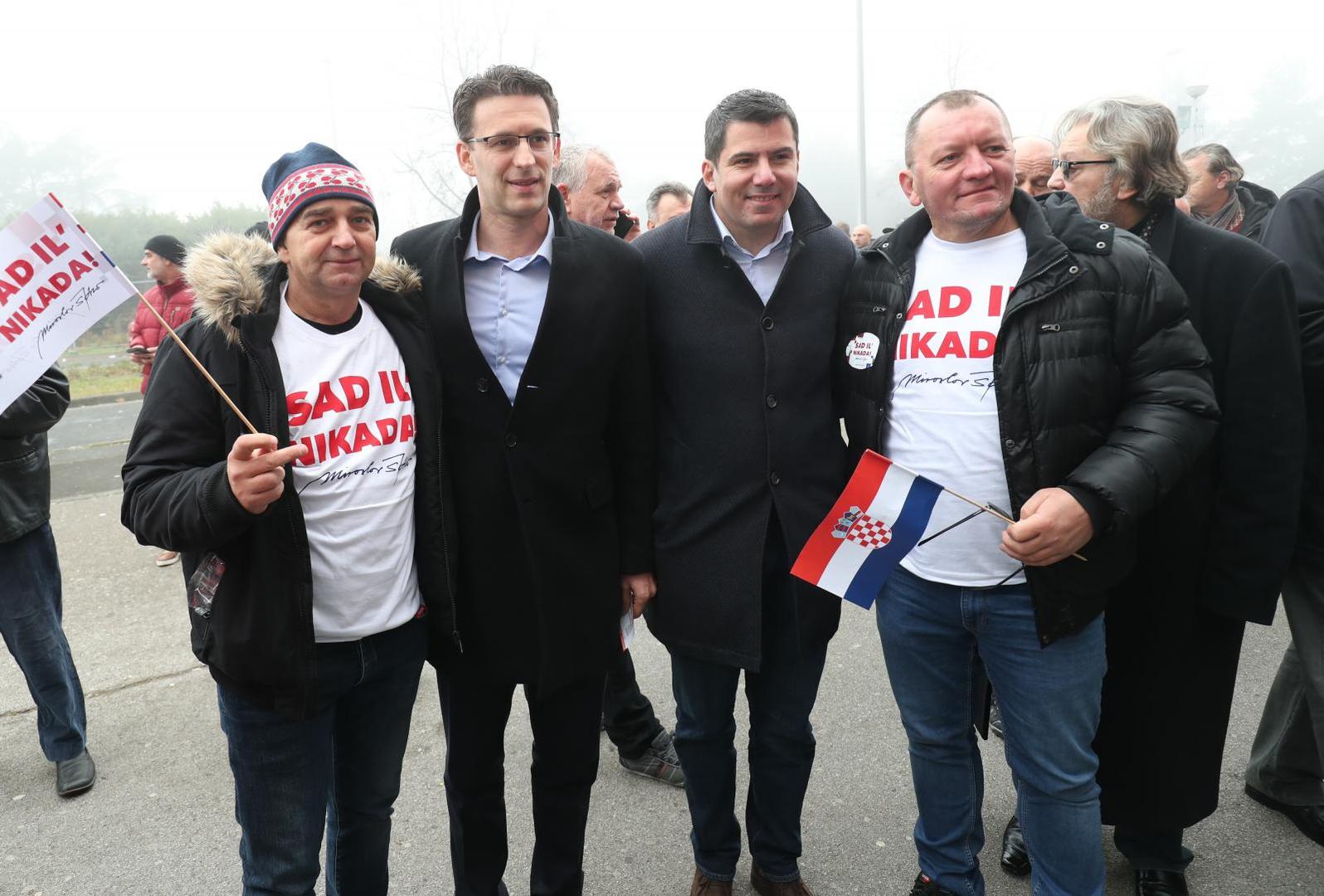 Stigli su tu ključni ljudi Mosta, stranke koja je Škori dala i potporu u kandidaturi od šefa stranke Bože Petrova do političkog tajnika Nikole Grmoje, ali i saborskog zastupnika Mira Bulja. 