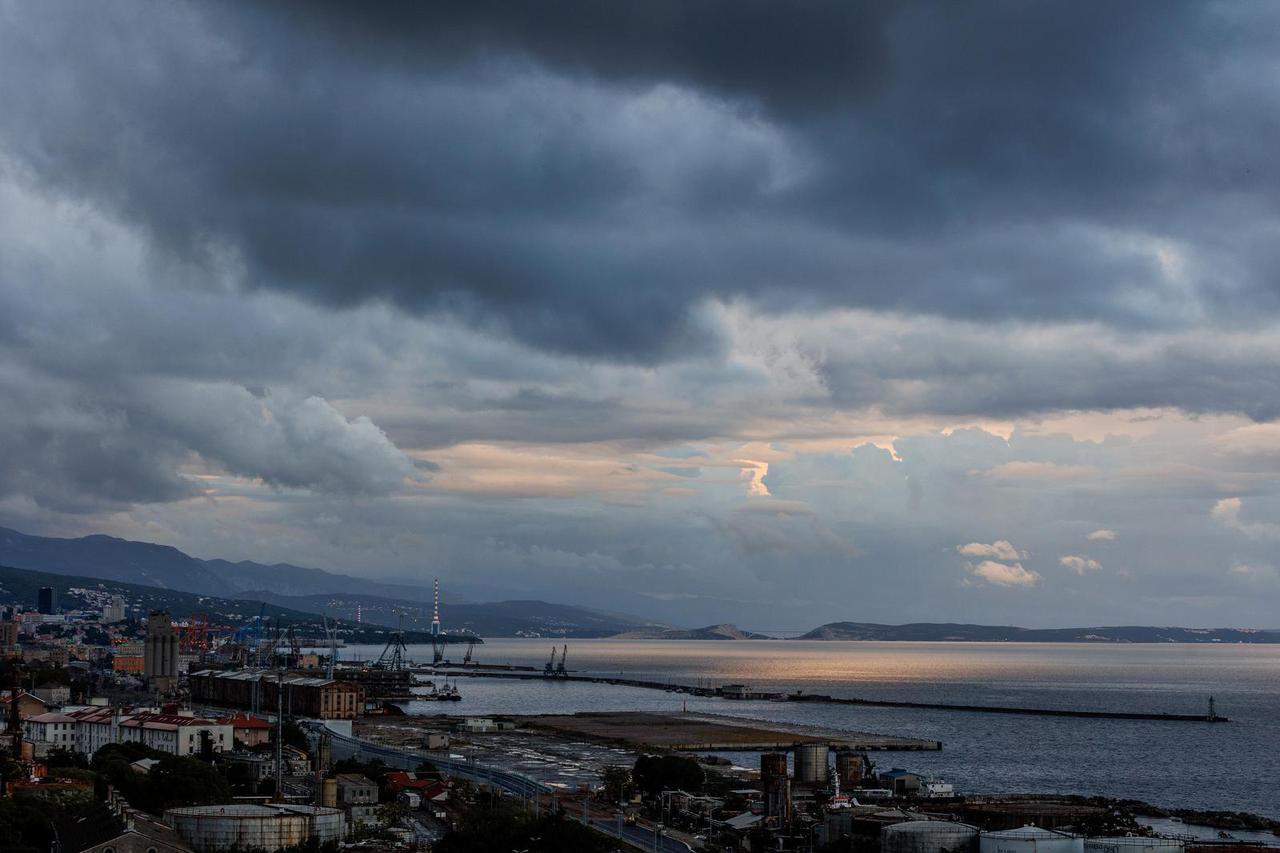 Rijeka: Tmurni oblaci nad gradom