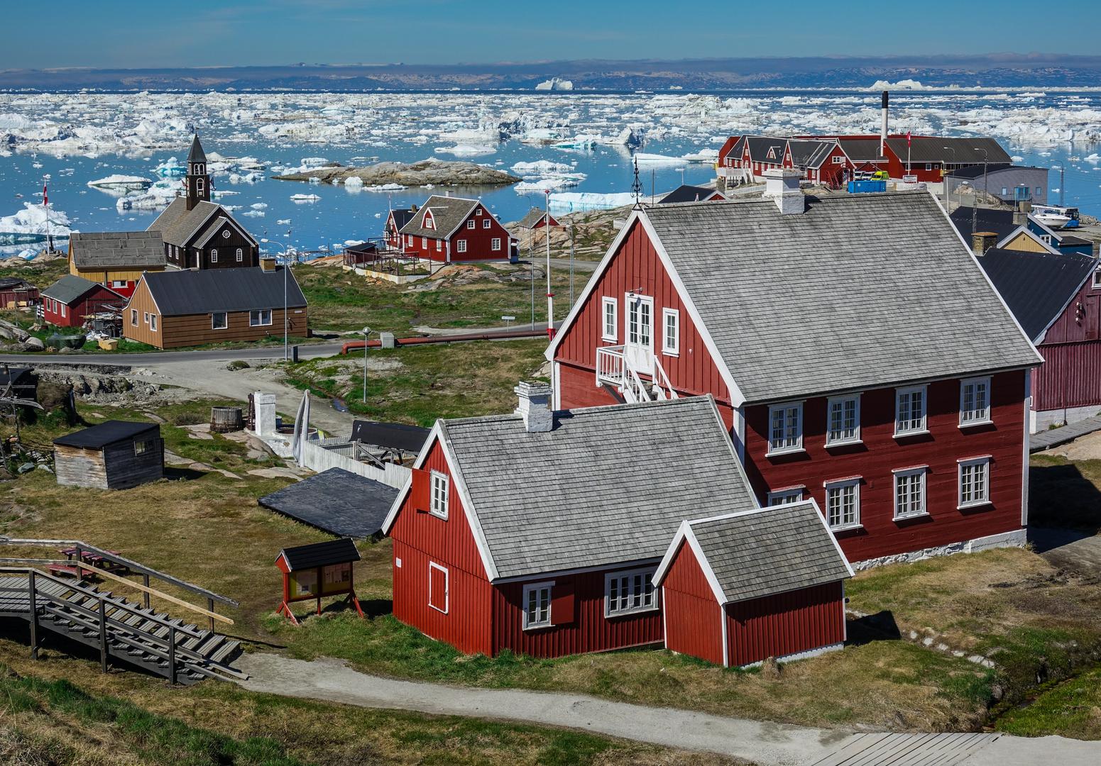 Jedno od najnevjerojatnijih iskustava je kupanje u prirodnim vrućim izvorima na otoku Uunartoq, gdje se možete opuštati u vodi temperature 38 stupnjeva Celzijevih dok pokraj vas plutaju divovske sante leda. Grenland je doista zemlja ekstrema, gdje se surova ljepota leda spaja s toplinom zajednice i bogatstvom kulture koja je naučila živjeti u skladu s jednim