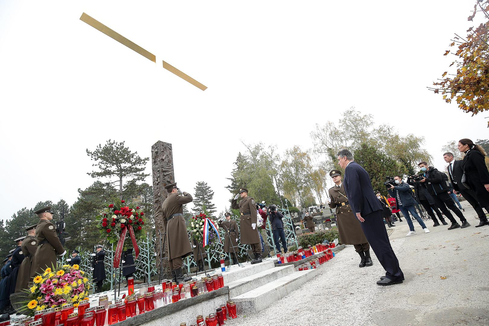 30.10.2020., Zagreb - Predsjednik Republike Zoran Milanovic polozio je vijenac i zapalio svijecu kod Sredisnjeg kriza u Aleji poginulih hrvatskih branitelja na gradskom groblju Mirogoj u Zagrebu povodom blagdana Svih svetih. Photo: Goran Stanzl/PIXSELL