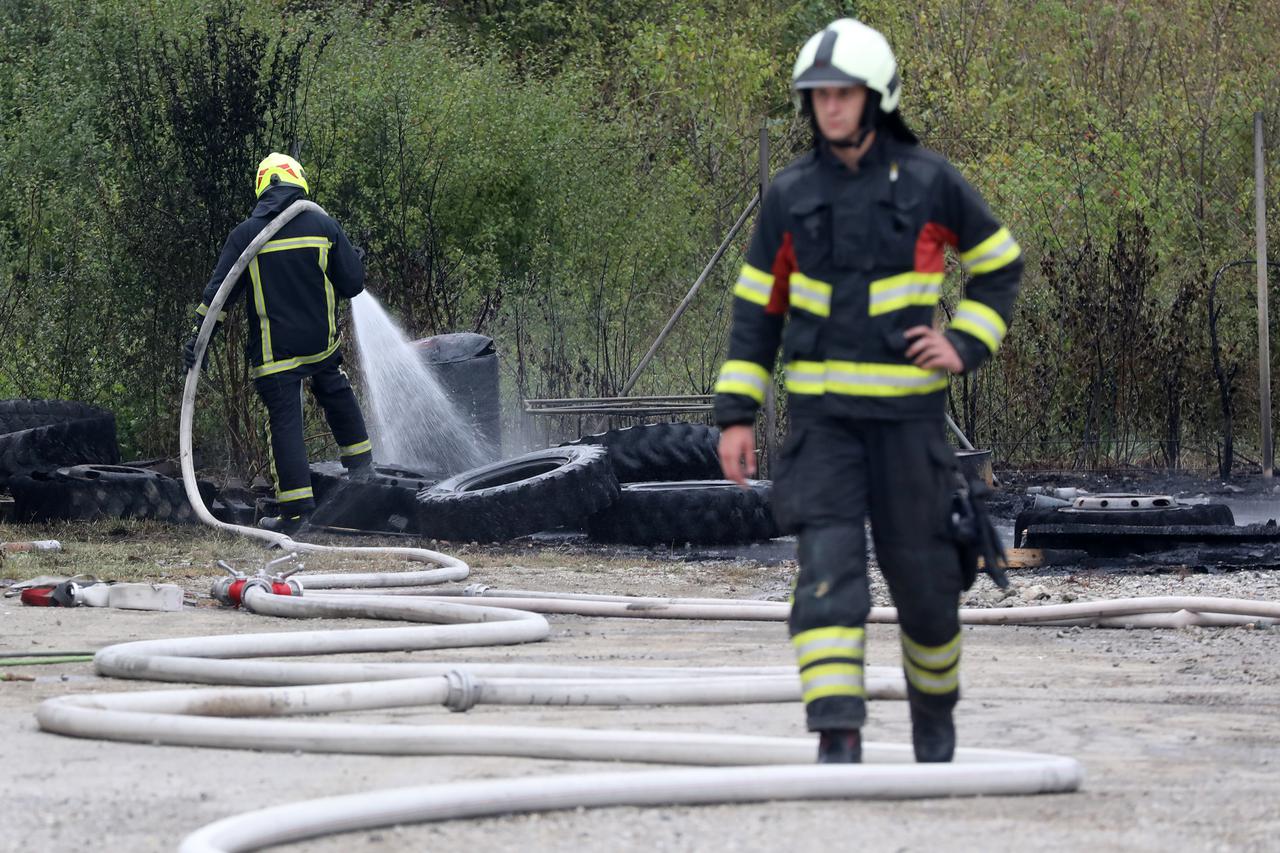U Hrvatskom Leskovcu gorjele gume, vatrogasci ugasili požar
