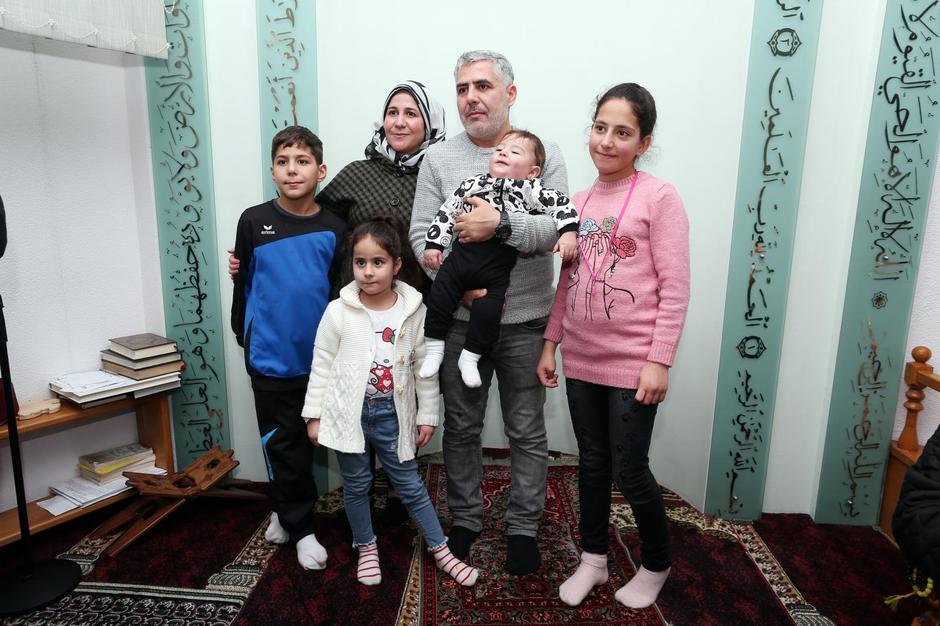 U Karlovcu zajednički ručak doseljenih obitelji Kurda kod Medžlisa i Isusovačke službe