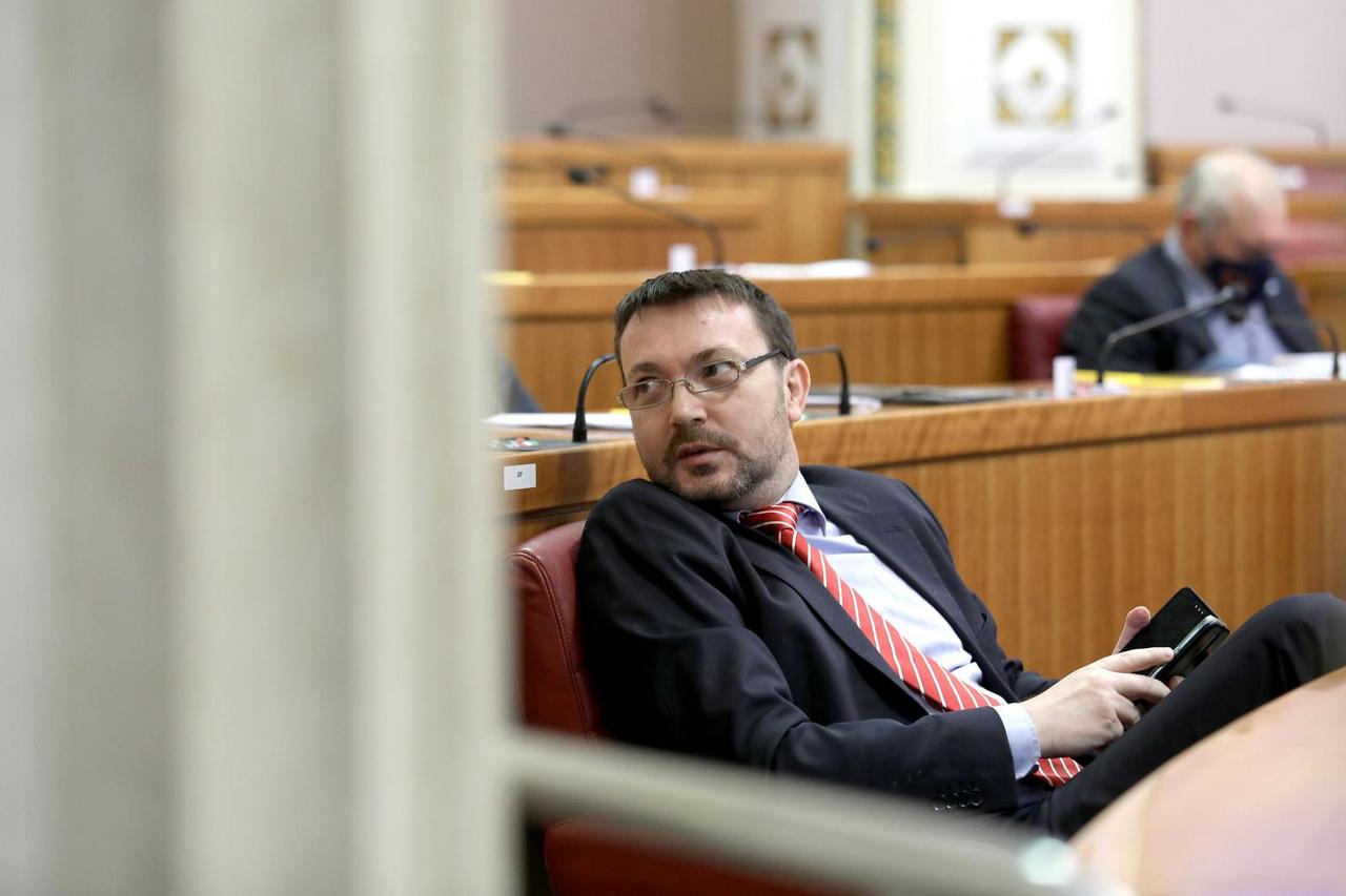 Arsen Bauk prosvjeduje ne noseći zaštitnu masku na sjednici Sabora