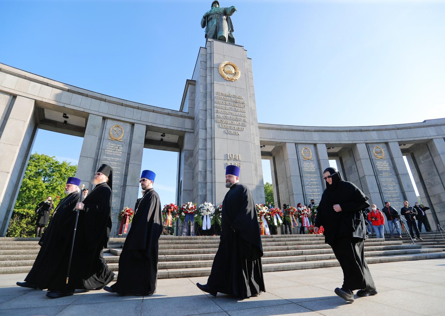 Events commemorating the end of World War Two in Berlin Russian Orthodox clergy take part in celebrations to mark Victory Day and the 75th anniversary of the end of World War Two at the Soviet War Memorial at Tiergarten Park in Berlin, Germany, May 8, 2020. REUTERS/Fabrizio Bensch FABRIZIO BENSCH