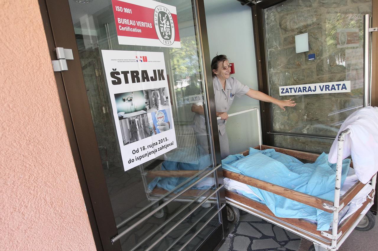 Koprivnica: Lije?nici i medicinsko osoblje u štrajku izašli pred bolnicu u 5 do 12 
