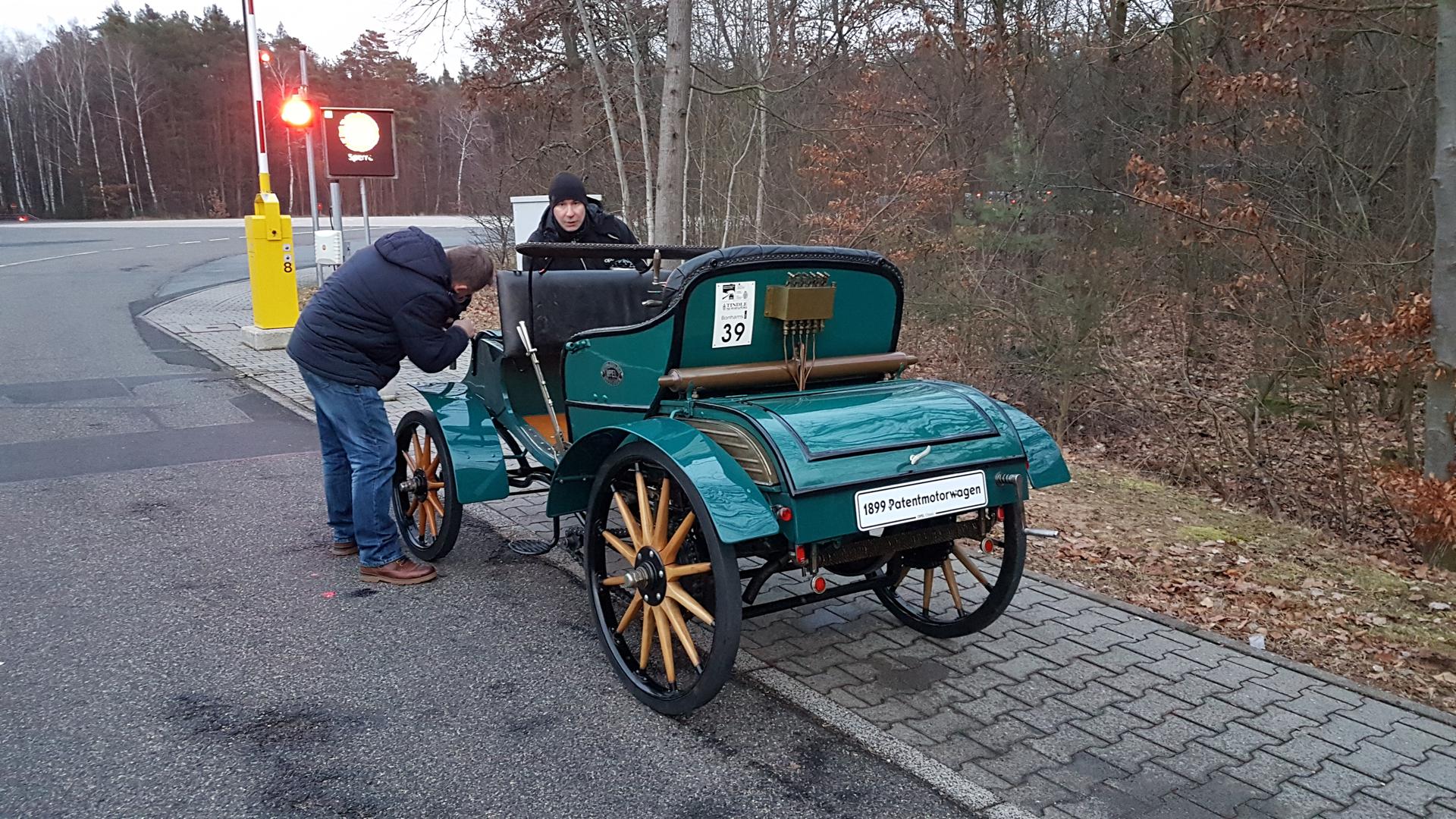 PATENTMOTORWAGEN SYSTEM LUTZMAN iz 1899., prvi Opelov automobil s 3,5 KS sliči na kočiju i pali se kurblom