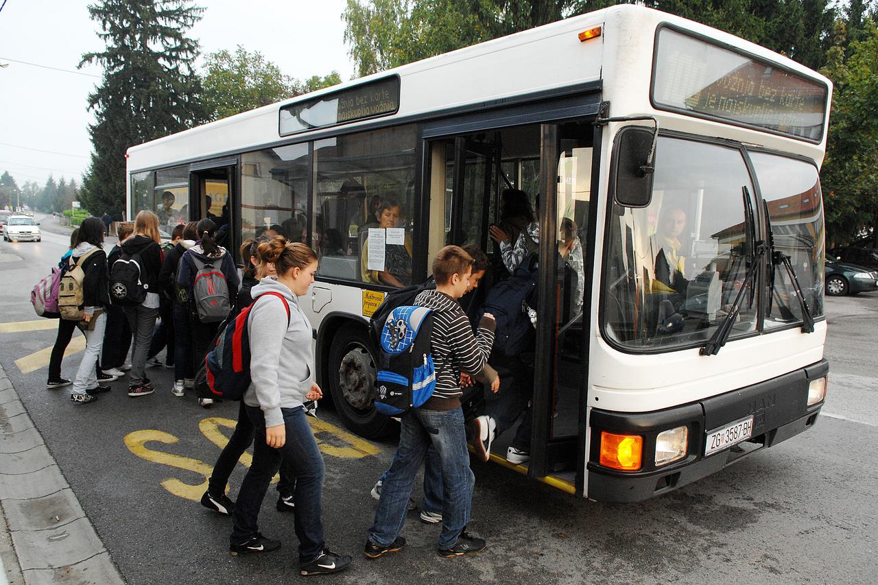 ,Brdovec - Ucenici na stajalistu u Brdovcu cekaju autobus koji ih vozi u skolu u Zapresic 