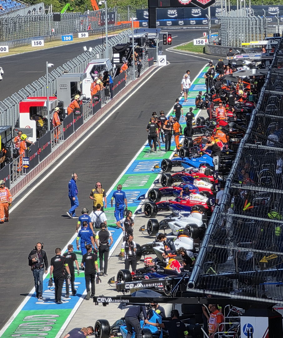 Staza Hungaroring smještena je dvadesetak kilometara od Budimpešte. Mađarska tradicionalno nudi jedne od pristupačnijih cijena u Europi što se tiče utrka Formule 1. 