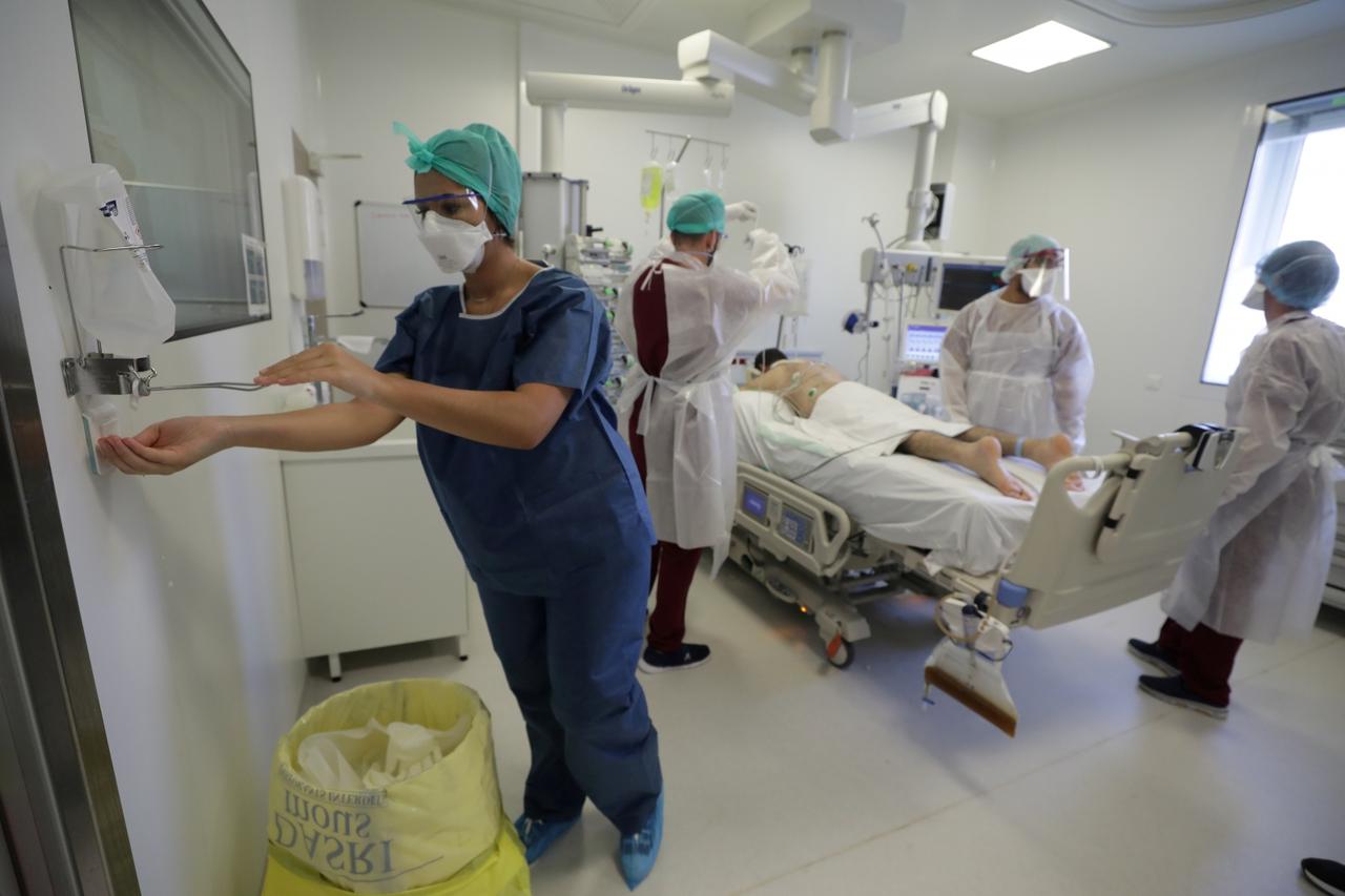 FILE PHOTO: Hospitalisations of COVID-19 patients rise in Marseille