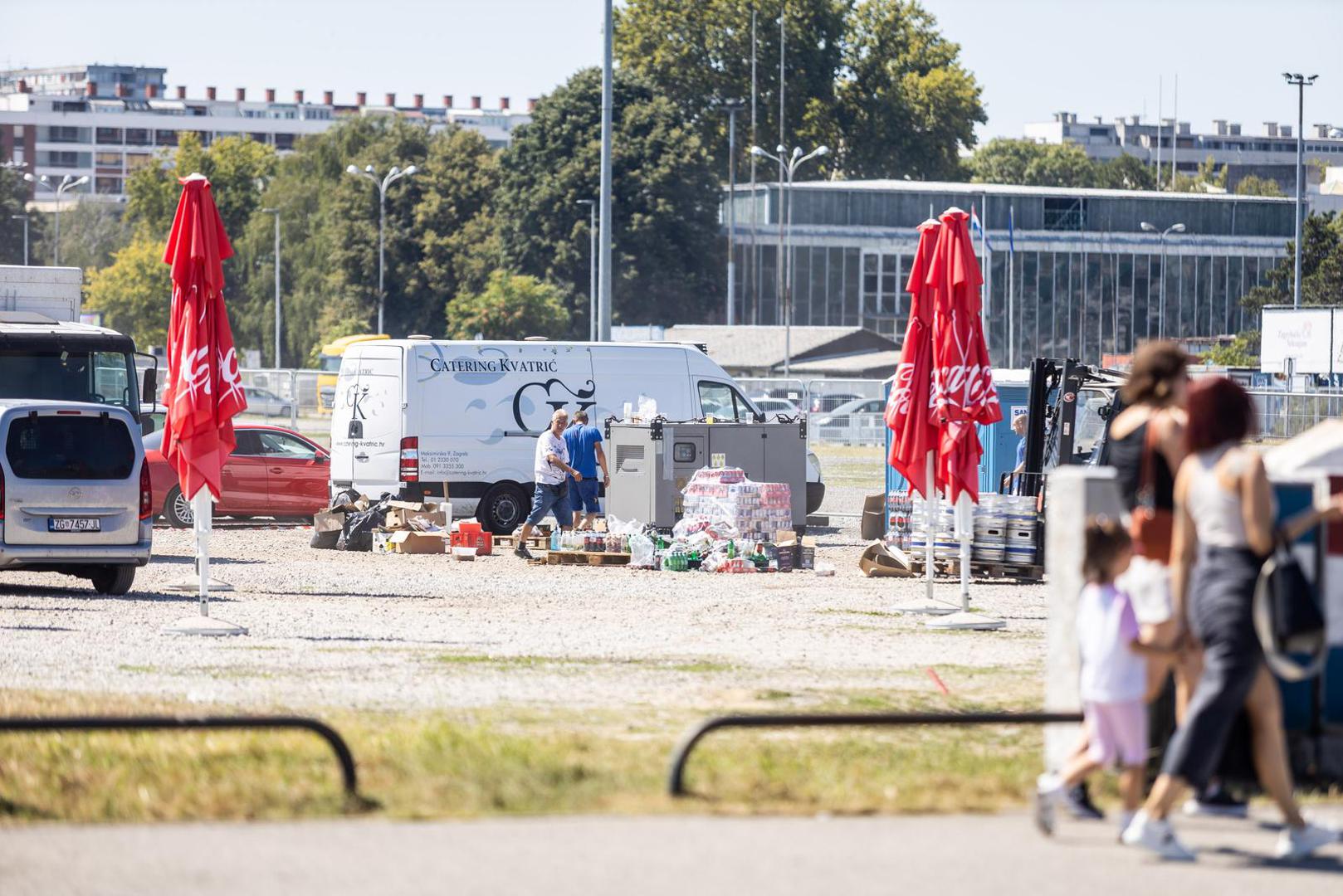 Osim toga, ovakav veliki priljev ljudi bio je velik izazov i za sigurnosne službe, a pozornica se pripremala nekoliko dana unaprijed. Dan nakon, gradske službe Hipodrom vraćaju u prvobitno stanje, a prosto se čisti.