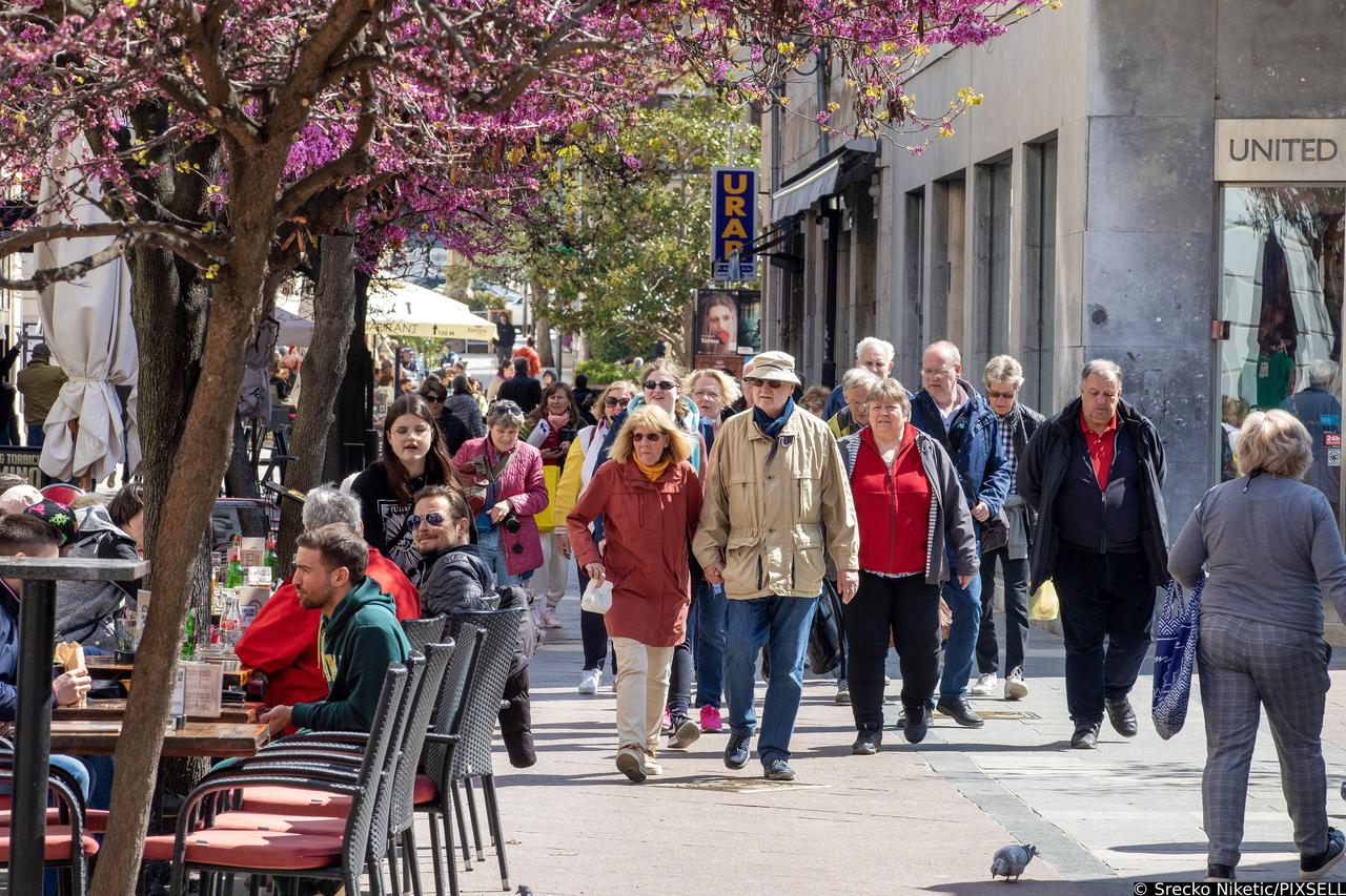 Turisti u razgledavanju Pule