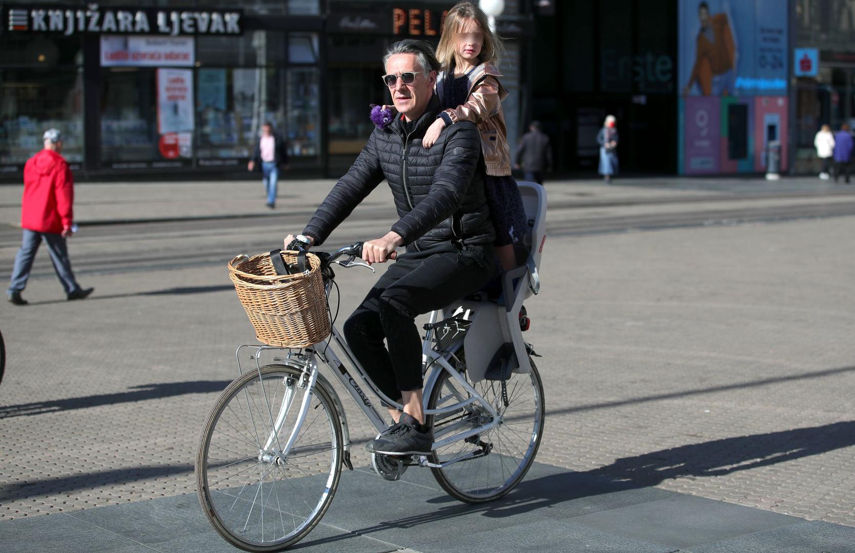 Od nje se nakon tri godine razveo krajem 2018. godine, ali su ostali složni u odgajanju malene Lene.