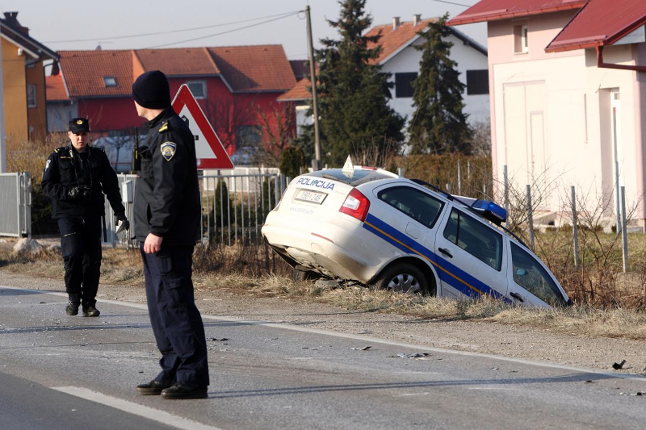 \'10.03.2011., Zagreb,  U ulici Ivana Mazuranica u Kasini opljackana je poslovnica Hrvatskih posta. Nakon pljacke policijsko vozilo uputilo se u potjeru za pljackasima  koji su bjezali u autotomovbilu