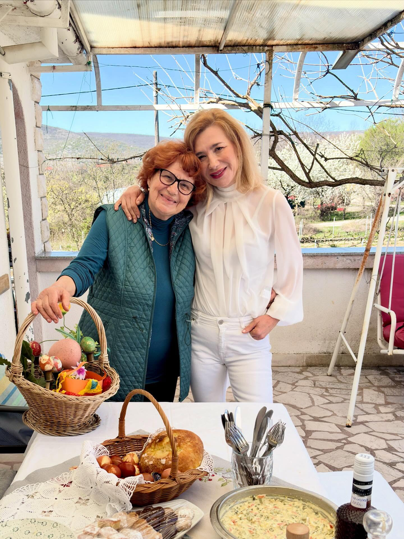 ''Tjedan dana na selu… 4 dana sama s mojom majčicom, možda prvi put u životu.. jer sam ja srednje dijete, a i ona i tata su se rijetko razdvajali… ali ono što znam da ću ovaj ‘village break’ pamtiti zauvijek...'', poručila je Ecija. 