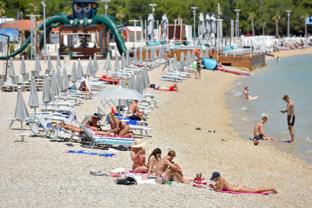 Malobrojni gosti odmaraju se na plaž Zrče