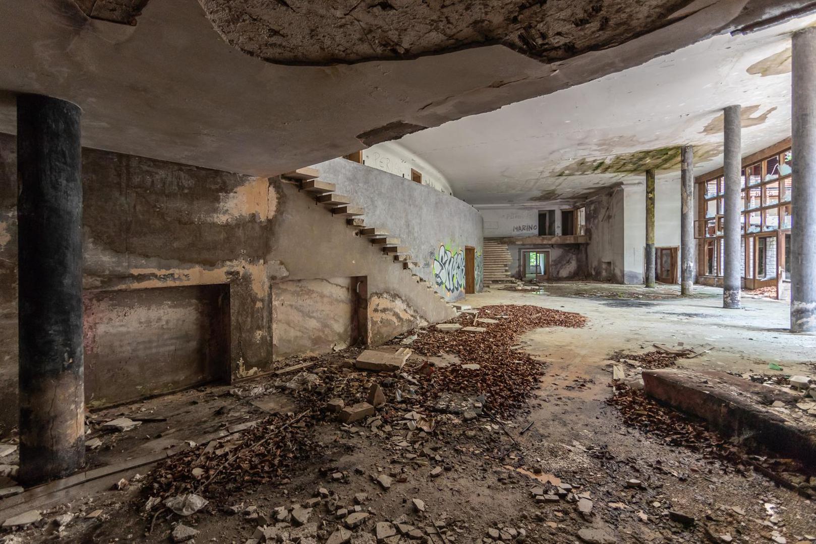 Vilu su gradili politički zatvorenici iz kaznionica poput Golog otoka, Lepoglave i Gradiške. Vanjska obloga od zelenkastog škriljevca s Medvednice i interijeri obloženi skupocjenim drvom svjedoče o raskoši plaćenoj ljudskom patnjom.