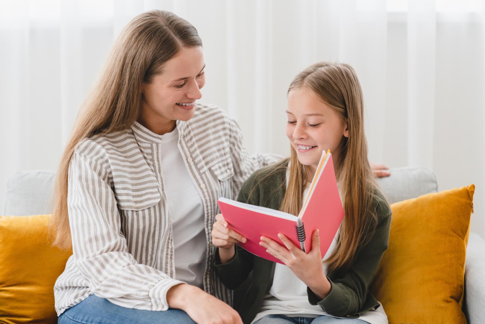 Dnevnik zahvalnosti i dobra djela: Navečer svatko kaže tri stvari na kojima je zahvalan i jedno dobro djelo za sutra. Možete imati 'teglicu dobrote' s papirima; kad se napuni, zajedno birate besplatnu nagradu: piknik u parku, produženo vrijeme za priču, prespavanac u dnevnom boravku. Ovaj ritual smiruje, uči optimizmu i povezuje obitelj.