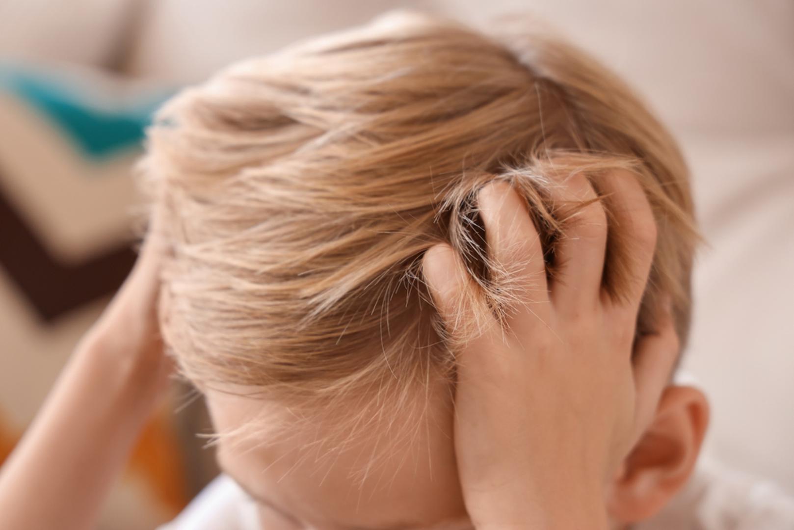 Uši u kosi česta su pojava, osobito među djecom vrtićke i školske dobi, i nemaju nikakve veze s nedovoljnom higijenom. Najčešće se prenose izravnim dodirom glave o glavu. Svrbež može biti prvi znak zaraze, ali jedina pouzdana potvrda jest pronalazak žive uši u kosi. Problem se može uspješno riješiti, ali postupak treba provesti temeljito i ponoviti ga u preporučenim razmacima. Donosimo ključnih šest koraka.